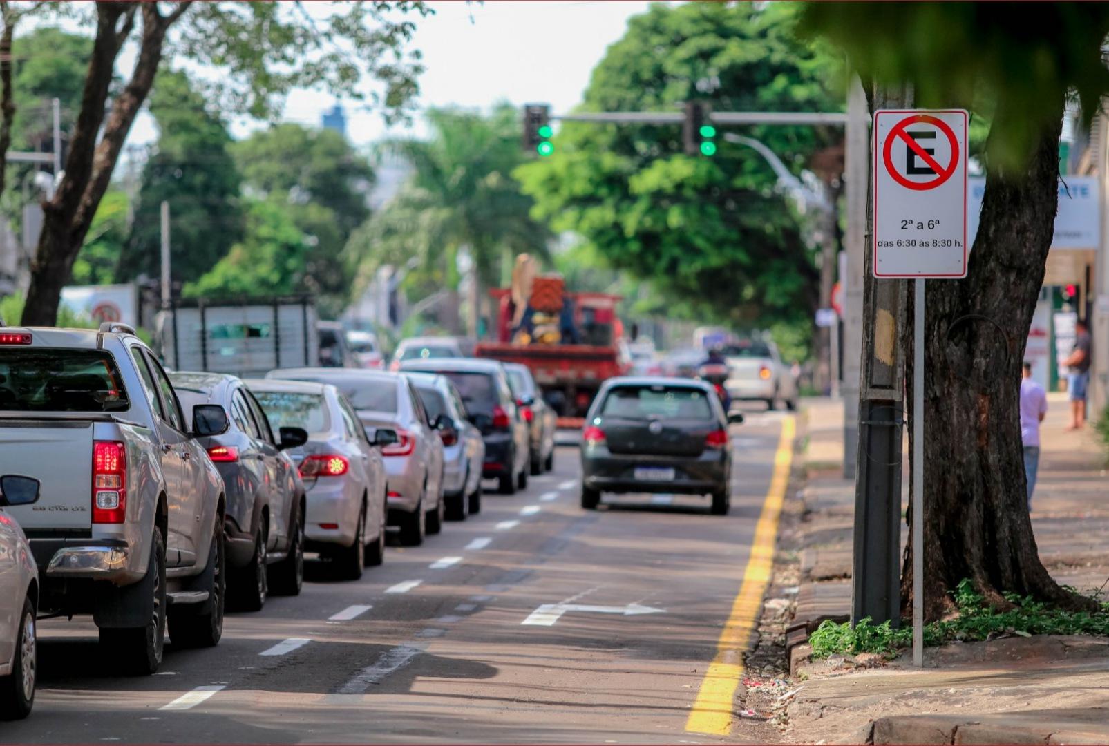 Prefeitura implanta terceira faixa na Rua Paranaguá