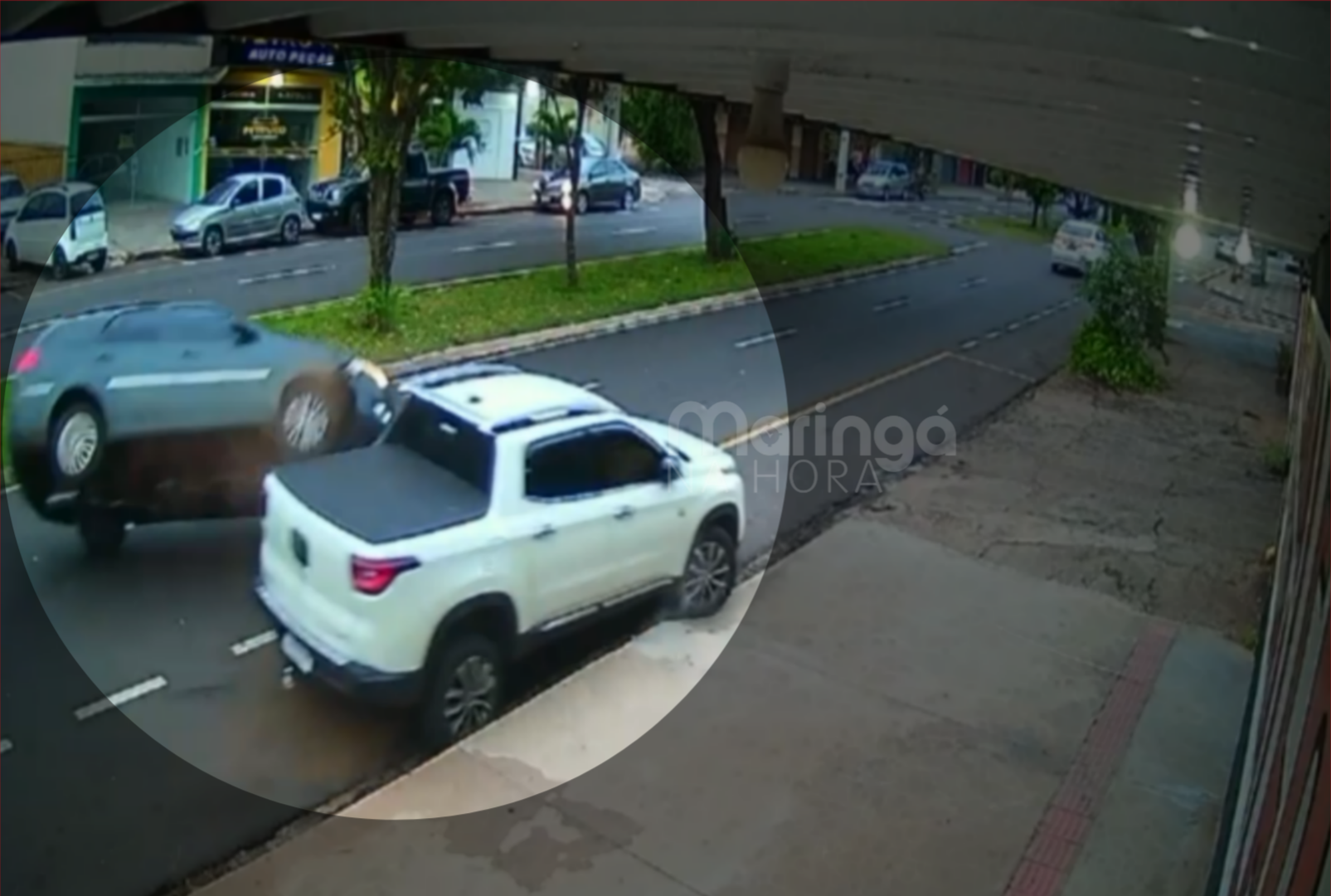 foto de Mulher capota carro após bater em veículo estacionado; VÍDEO