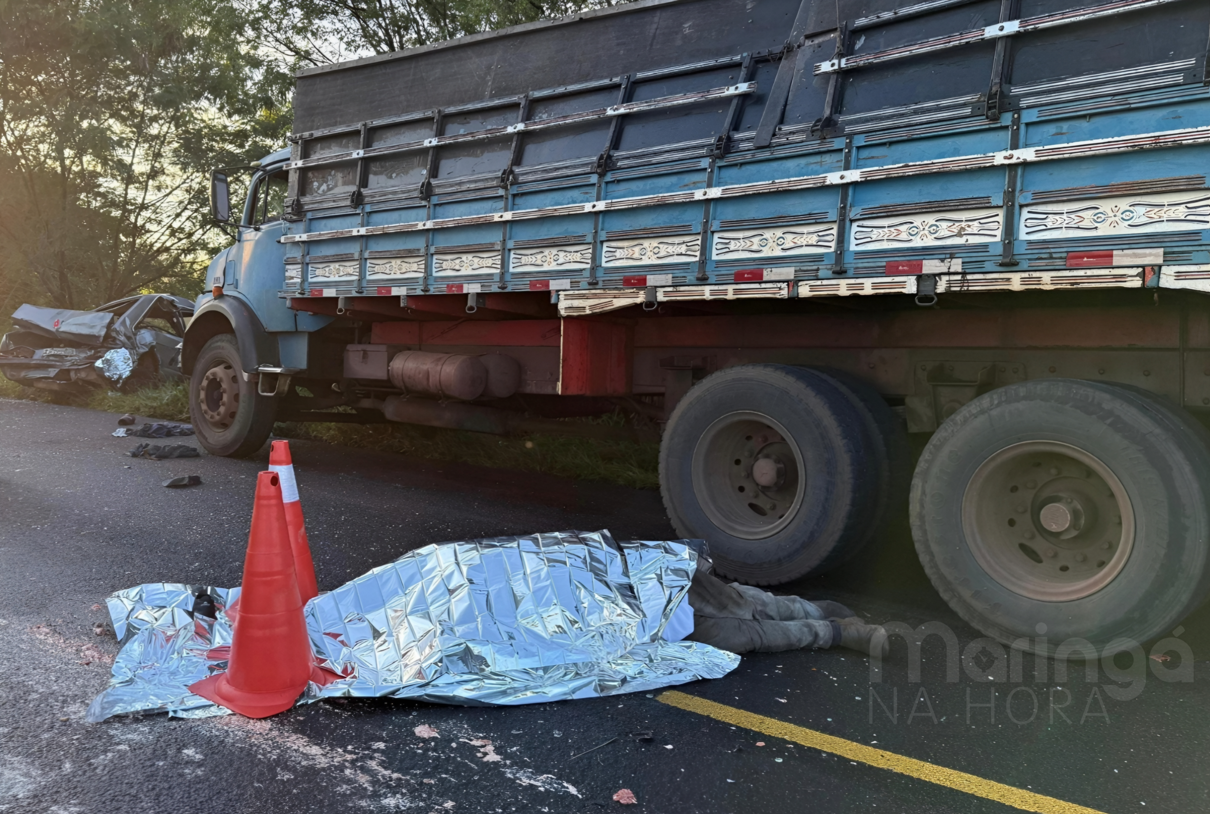foto de Acidente fatal na PR-317: homem é atropelado por caminhão ao verificar carro com defeito