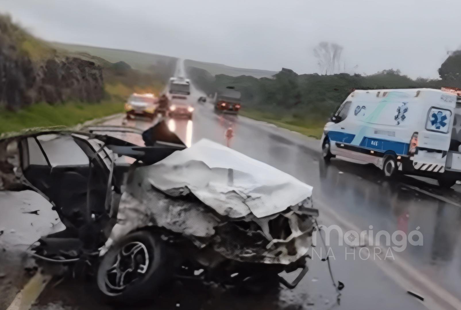 foto de Carro parte ao meio; dois acidentes deixam quatro mortos no Paraná