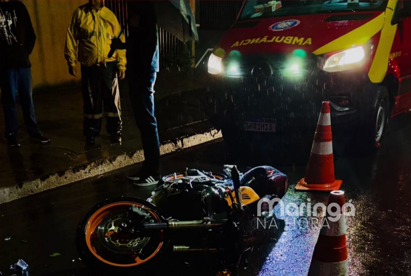 foto de Motociclista fica gravemente ferido após colidir com carro estacionado em Maringá