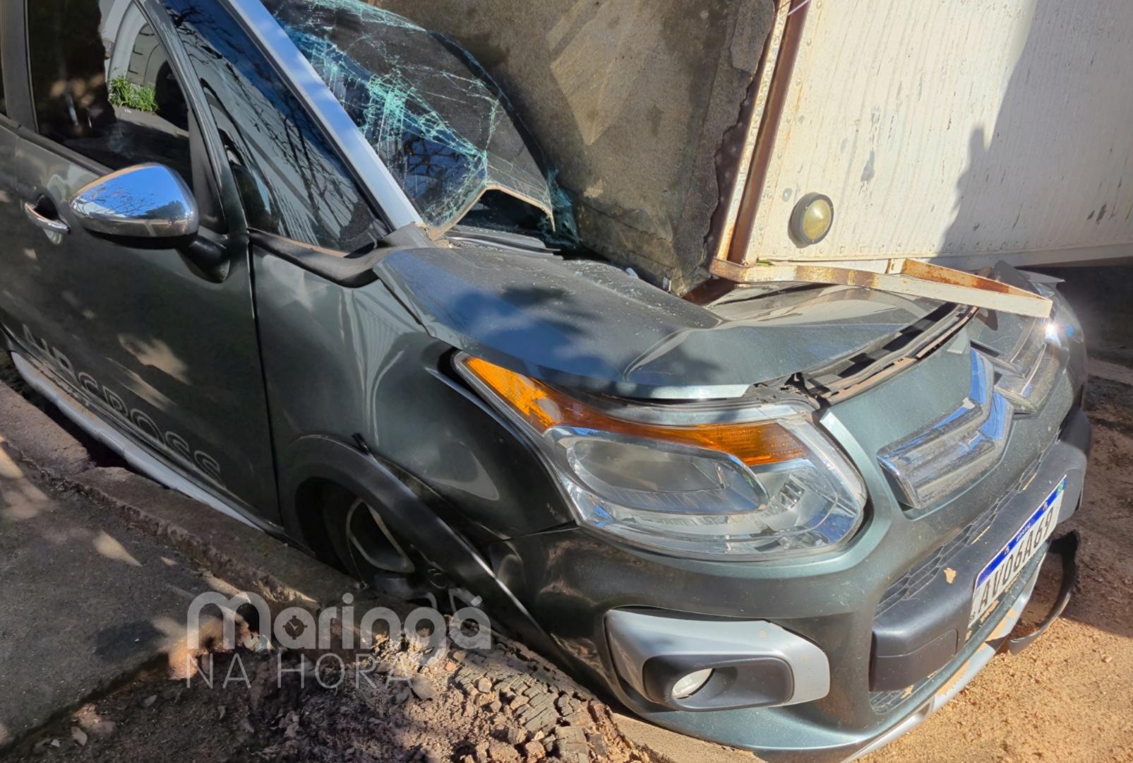 foto de Carreta tomba em rotatória de Maringá e esmaga carro estacionado
