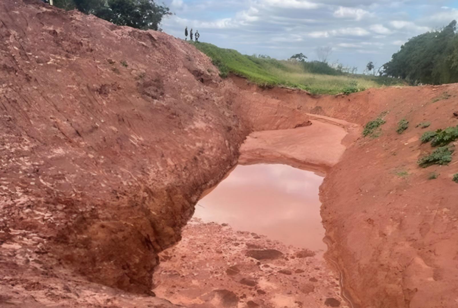 foto de Tragédia: criança de 3 anos morre ao cair em buraco de lama