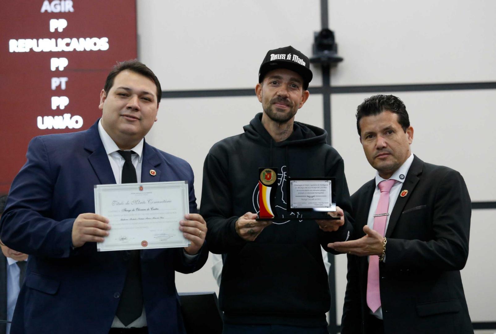 foto de Thiagão recebe homenagens da Câmara com Mérito Comunitário e Brasão de Maringá