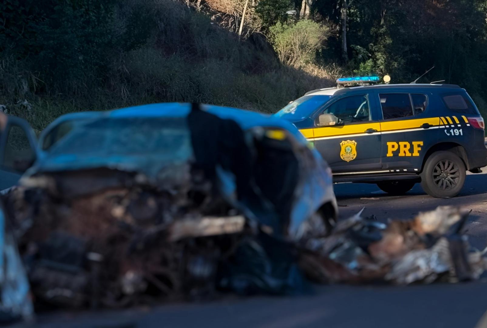 foto de Colisão entre três veículos no Paraná mata pai e filho