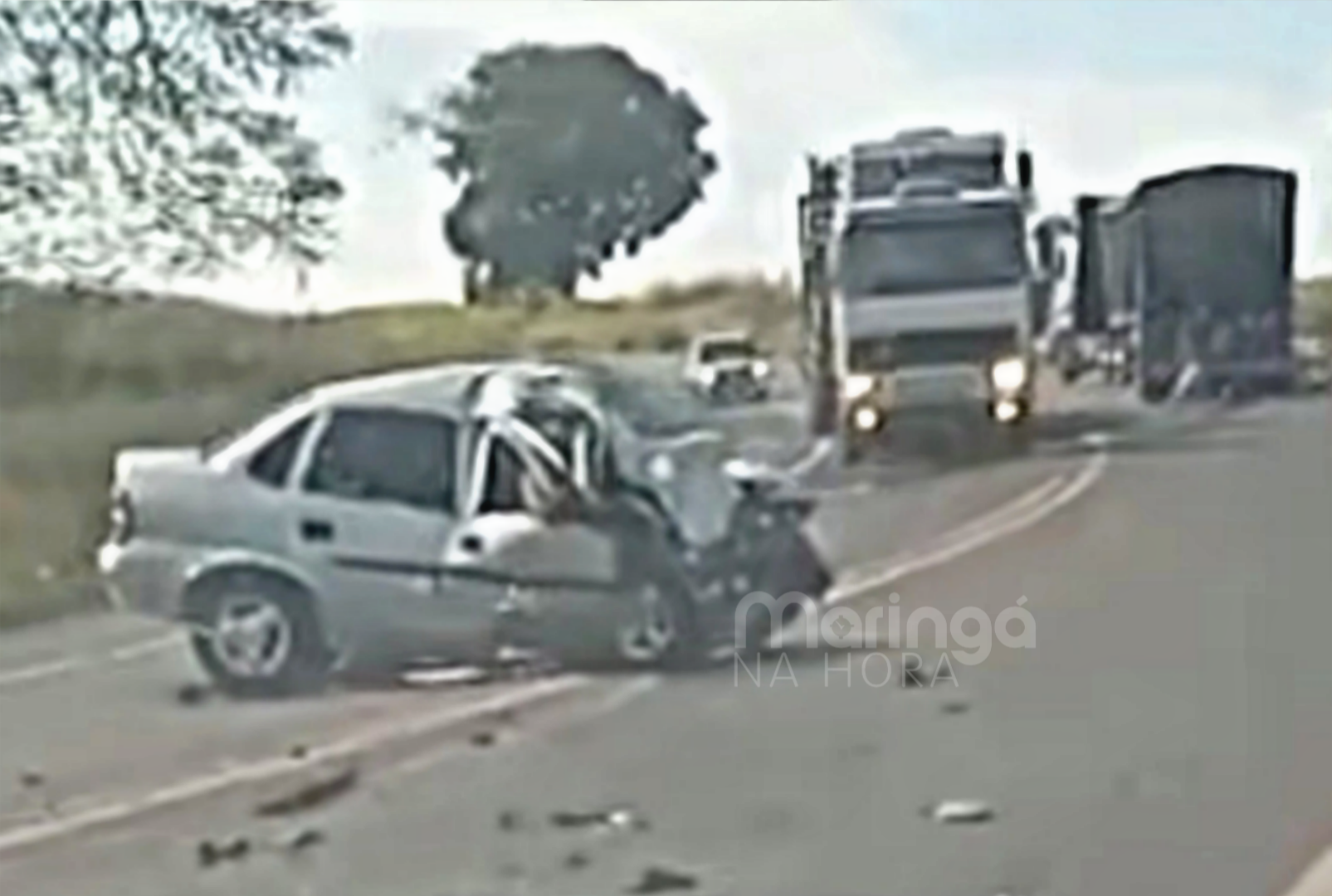 foto de Colisão frontal entre carro e carreta na PR-323 deixa duas pessoas mortas