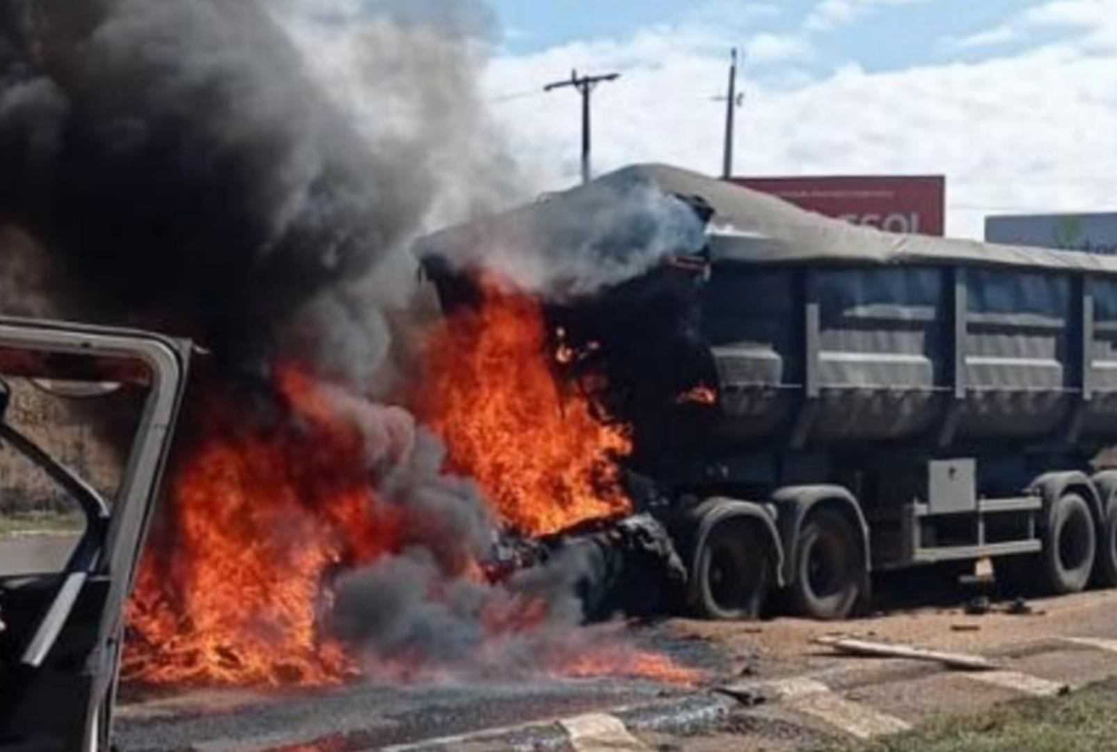 foto de Motorista é salvo por populares após acidente e cabine em chamas; vídeo mostra o resgate dramático