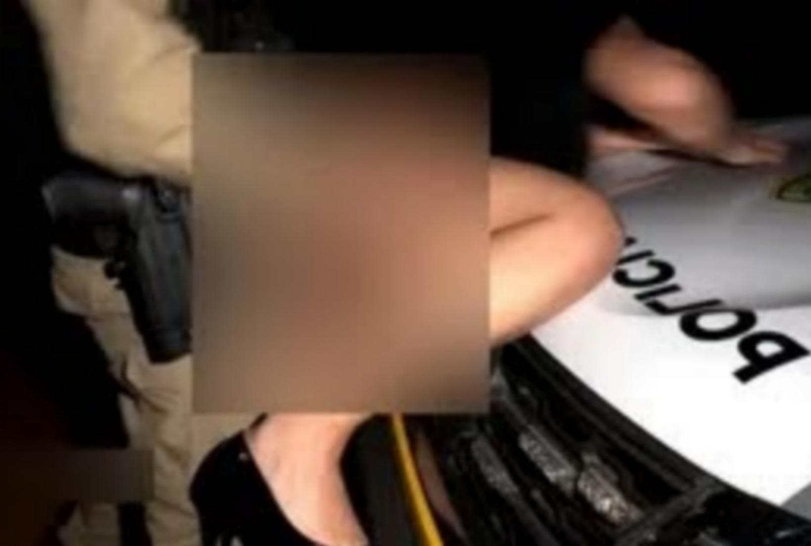 foto de Vídeo de PM em momento íntimo sobre viatura é publicado em site adulto