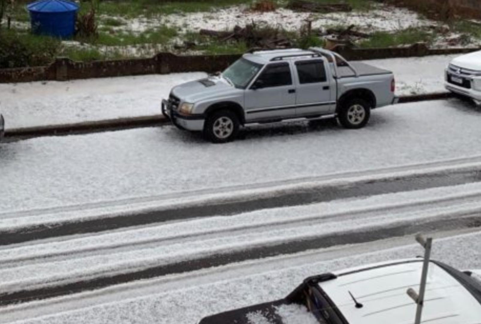 foto de Chuva de granizo modifica cenário em cidade paranaense e gera danos em carros e casas