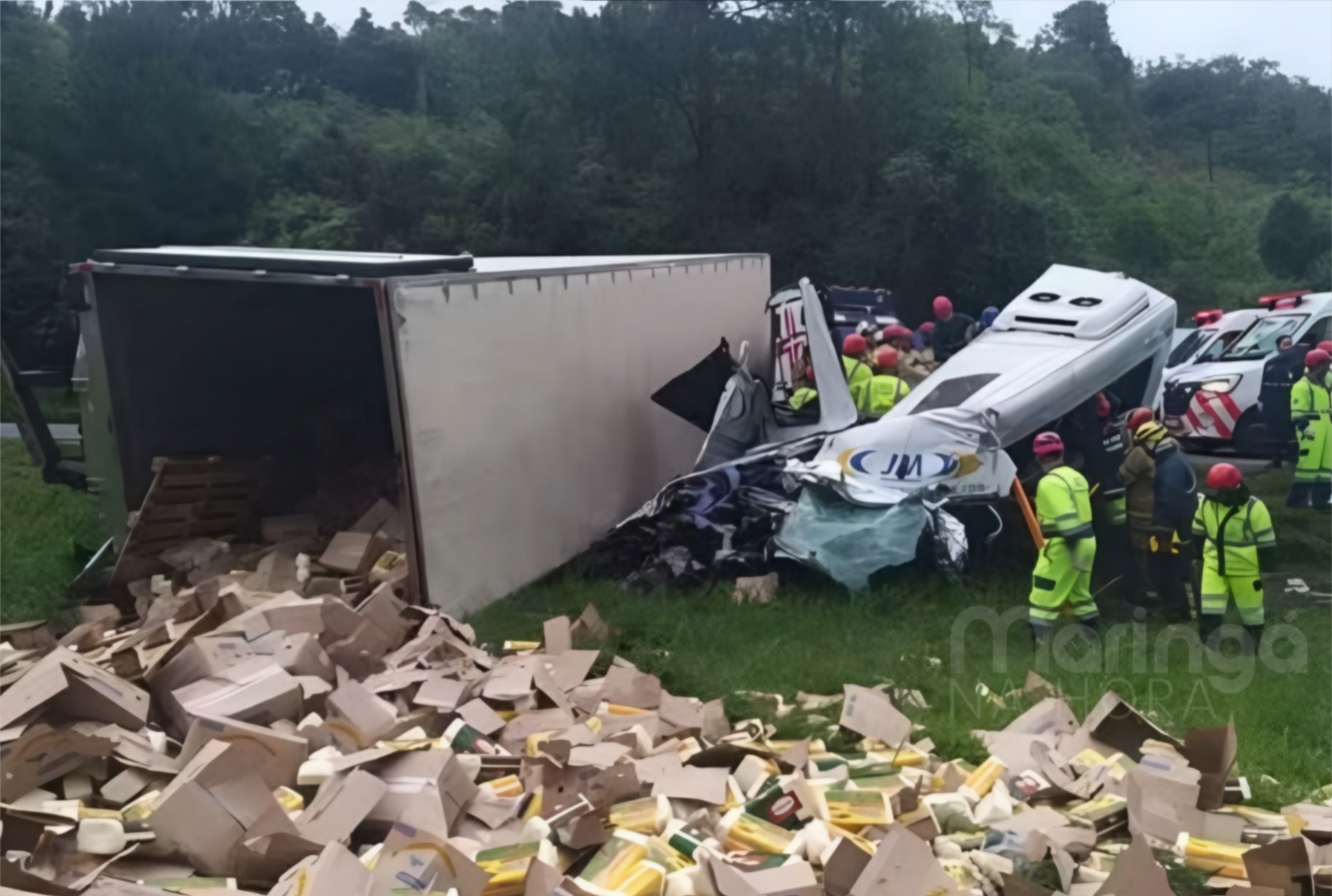 foto de Caminhão tomba sobre van e deixa seis mortos em rodovia do Paraná