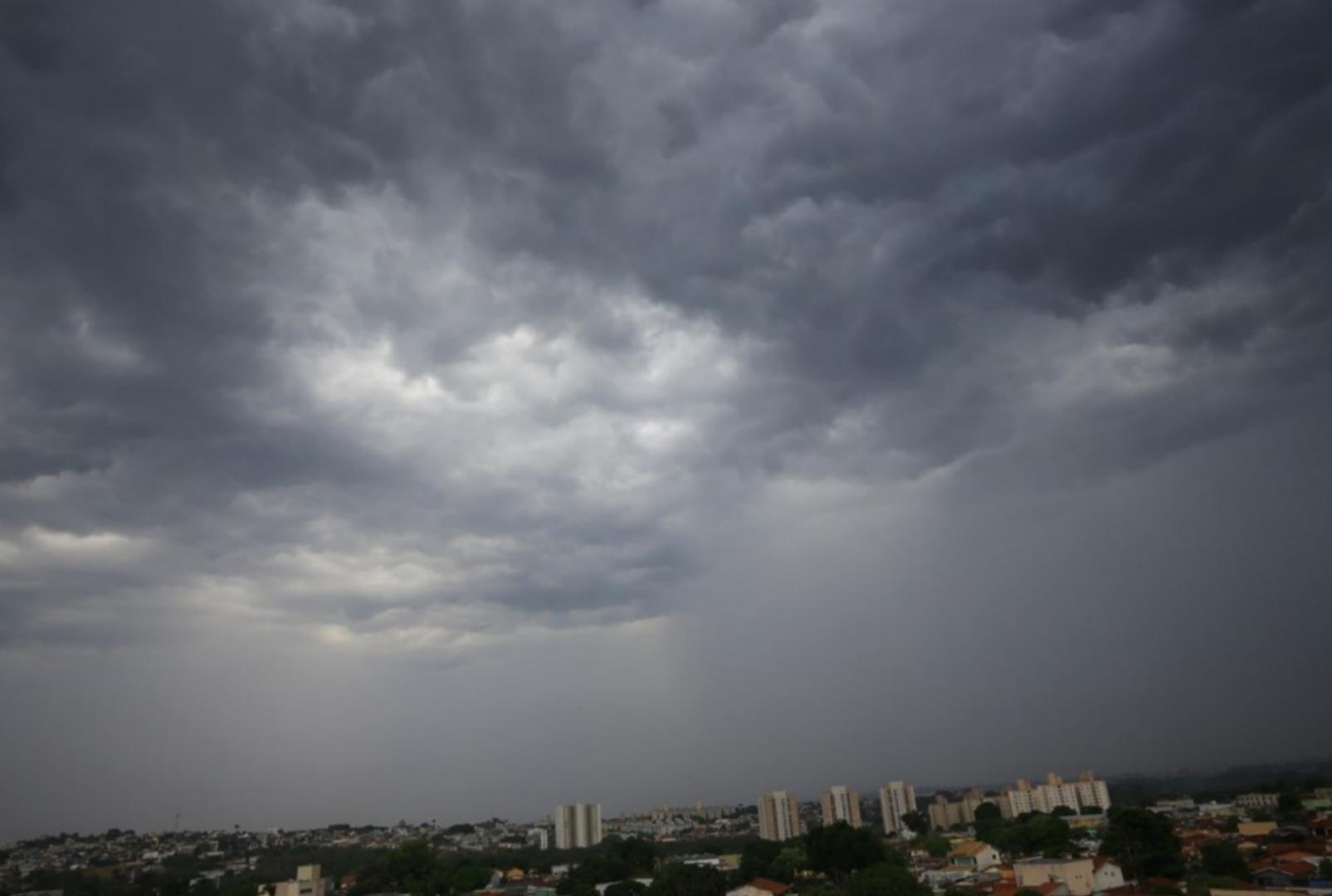 foto de Risco de transtornos com chuva forte hoje, domingo: veja as cidades paranaenses