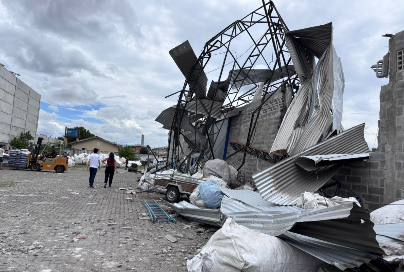 foto de Tempestade severa gera tornado F2 e deixa rastro de destruição na Região Metropolitana de Curitiba