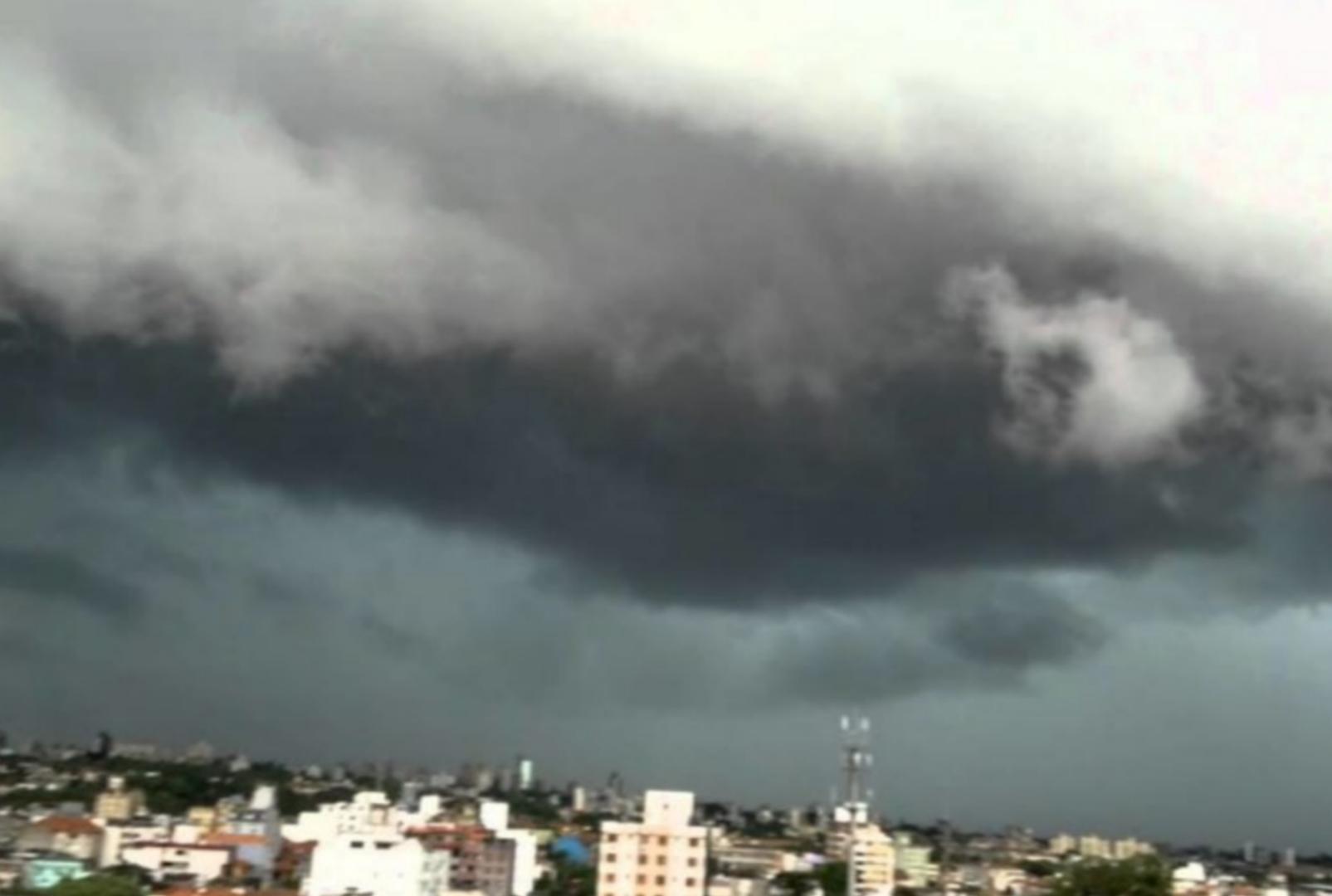 foto de Defesa Civil do Paraná emite alerta para tempestades na região de Maringá nesta segunda-feira, 12