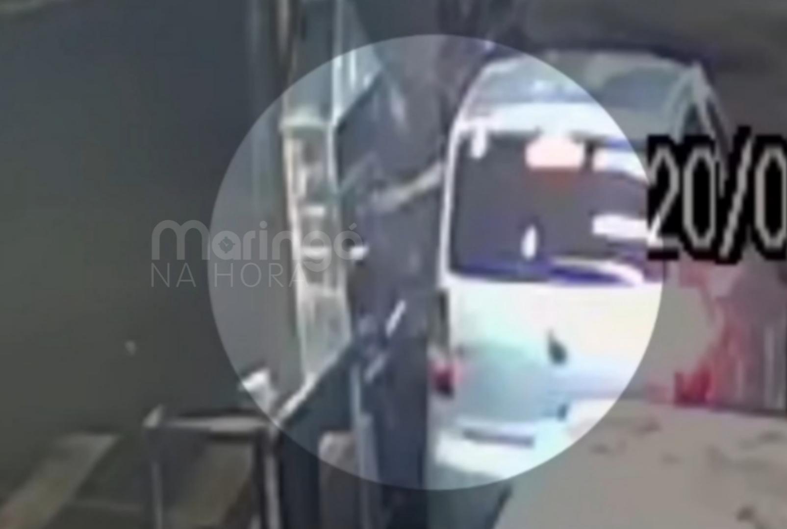 foto de Vídeo mostra homem usando carro como “drive-thru” para furtar espetinhos