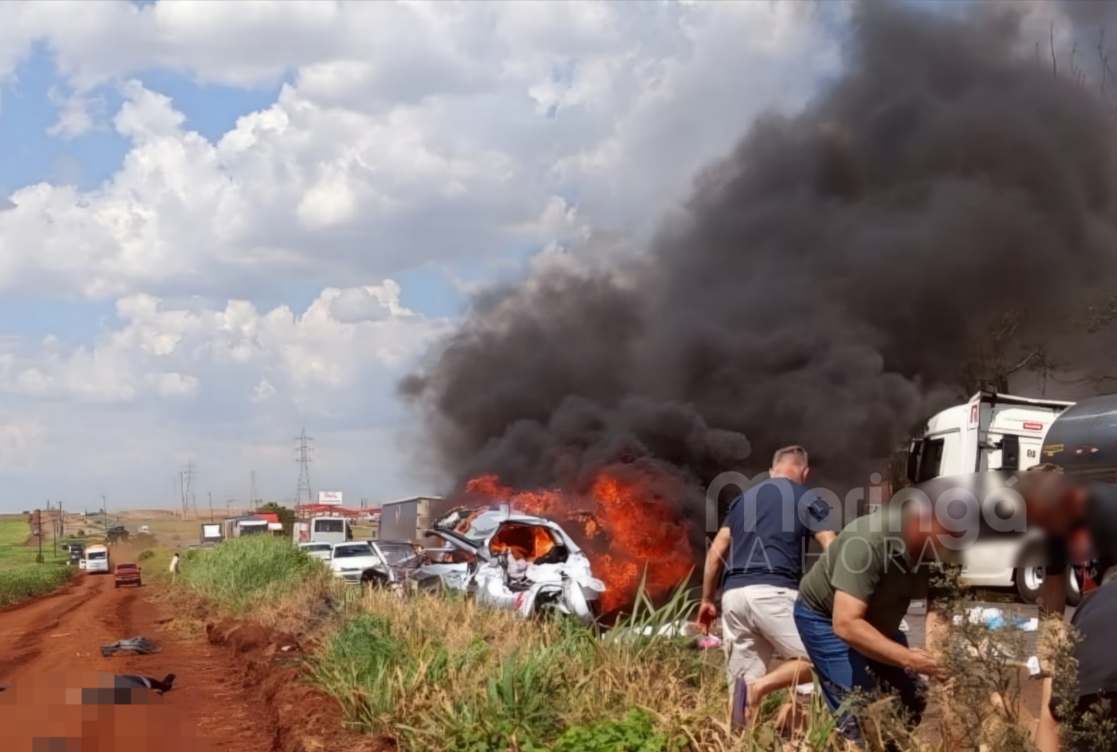 foto de Veículo pega fogo após acidente e deixa uma pessoa morta e quatro feridas, no Paraná
