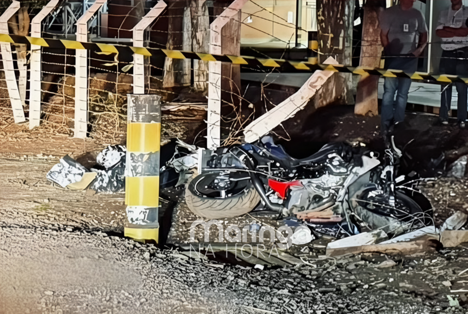 foto de Moto de alta cilindrada atinge cerca e rapaz morre na região