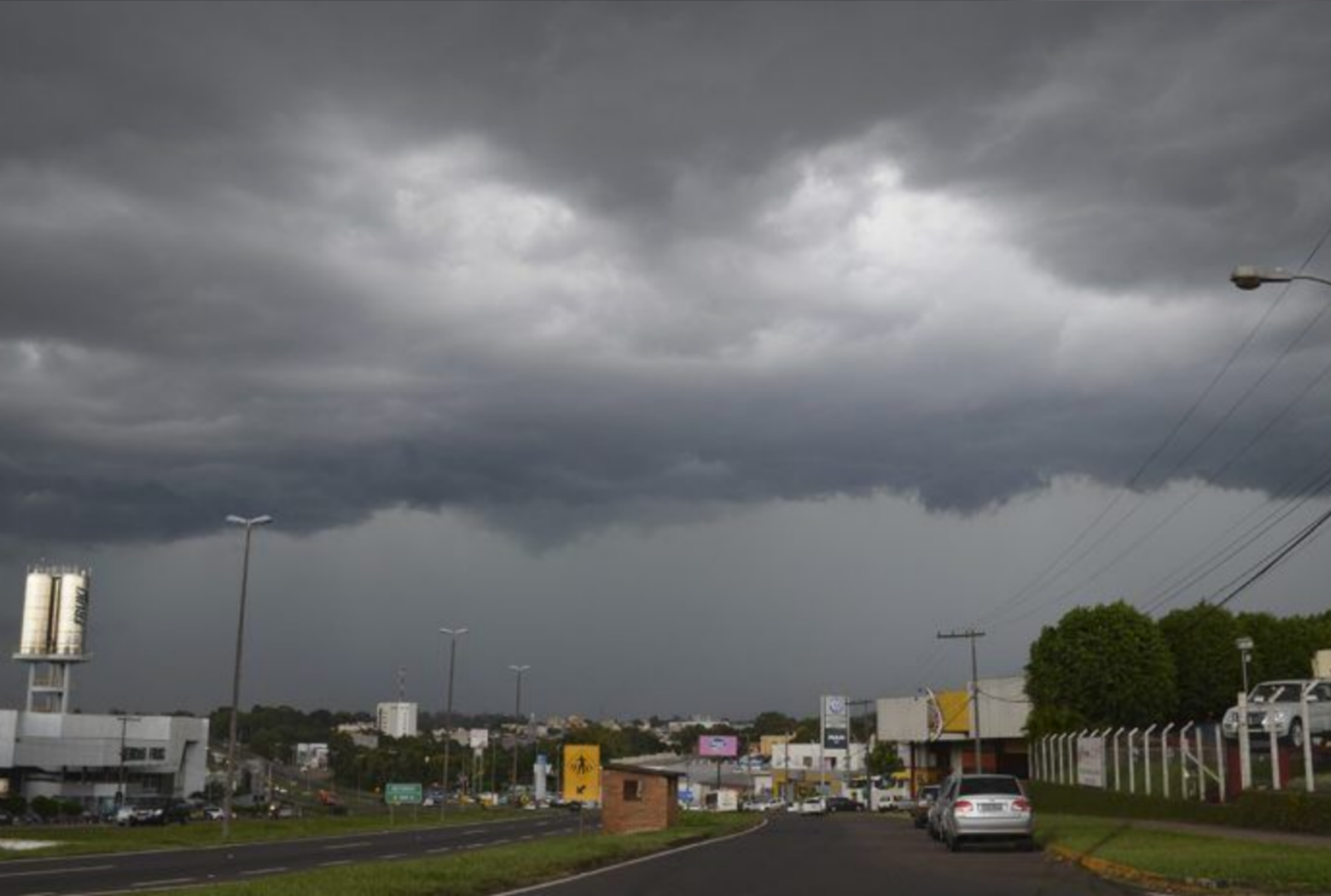 foto de Temporais e rajadas de vento colocam cidades do Paraná em alerta hoje; saiba quais estão na área de risco