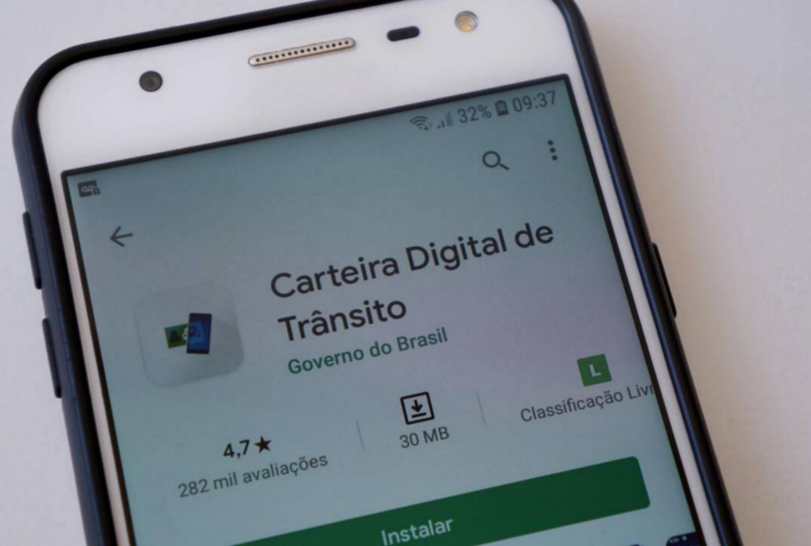 foto de Só com CNH digital no celular dá multa? Entenda o que diz a lei