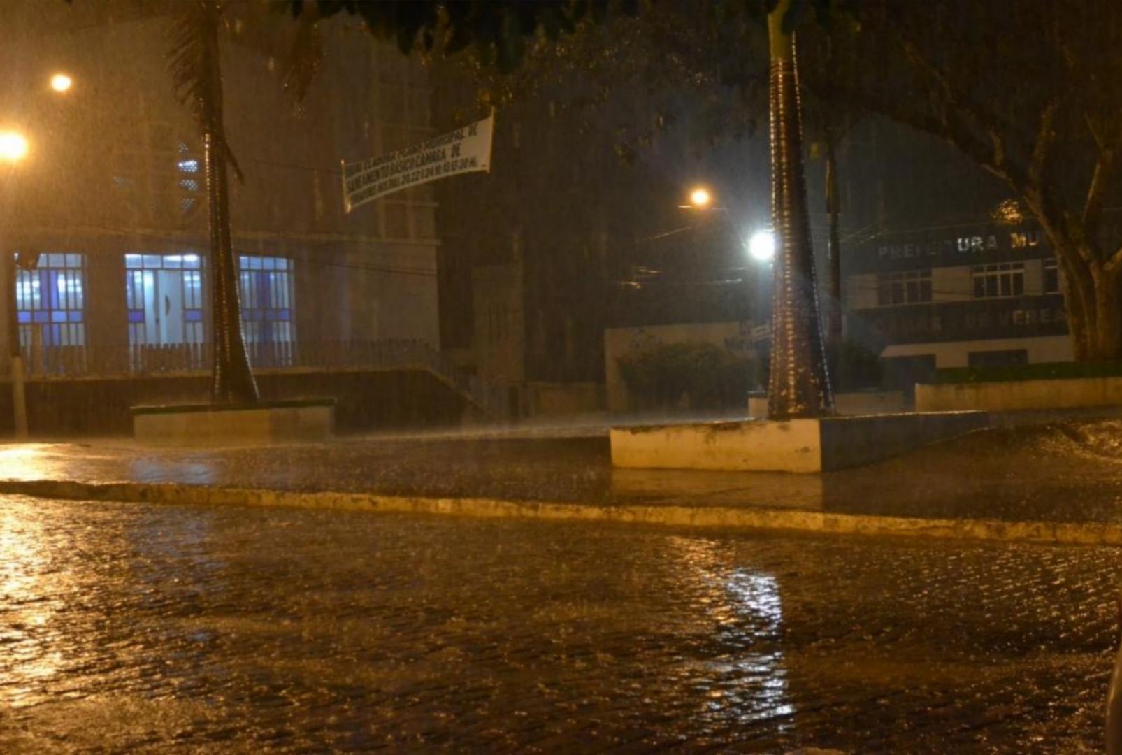 foto de Defesa Civil do Paraná emite aviso de temporal severo na madrugada deste sábado 21; veja as cidades em risco
