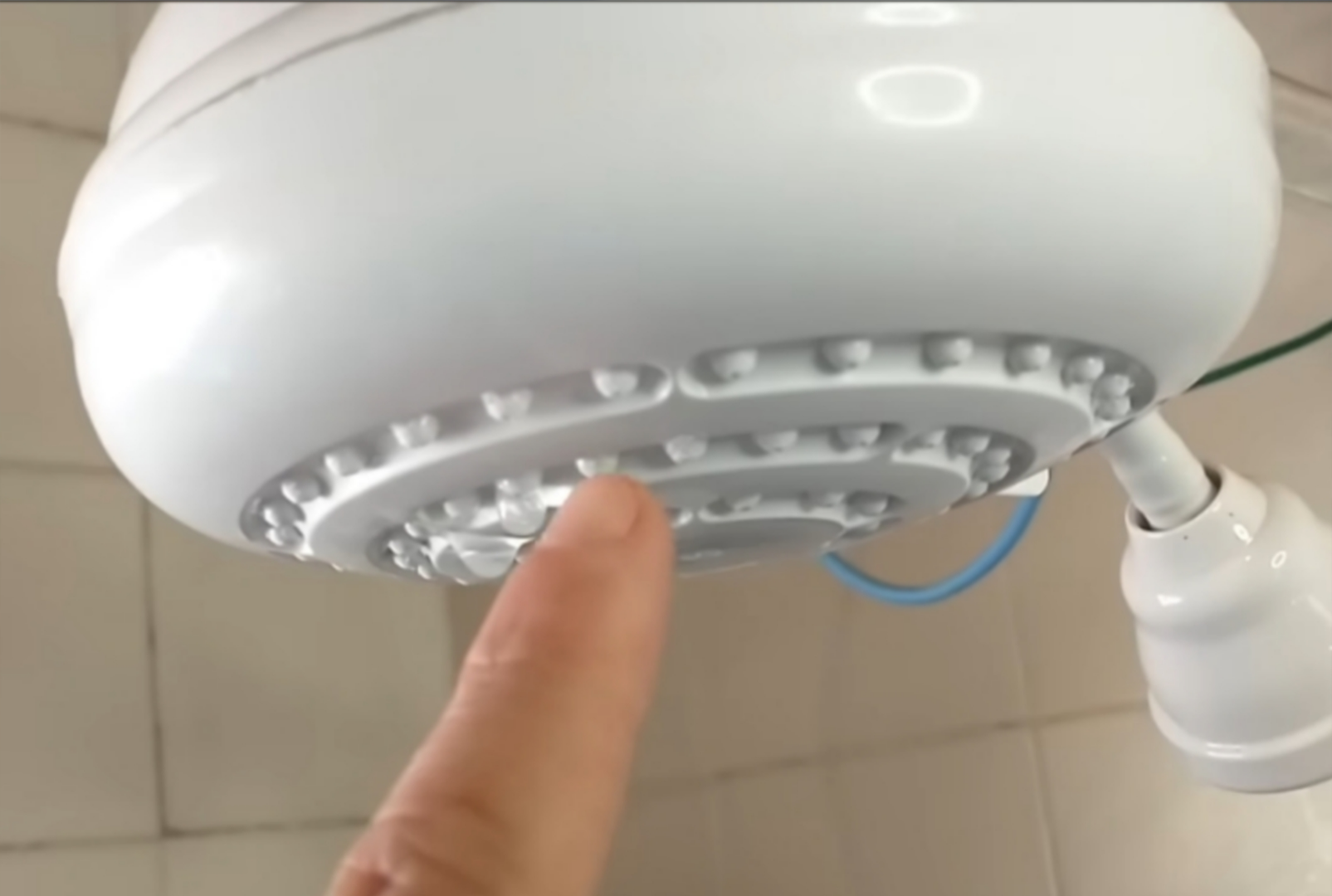 foto de Confira como limpar os furinhos do chuveiro e melhorar o fluxo de água
