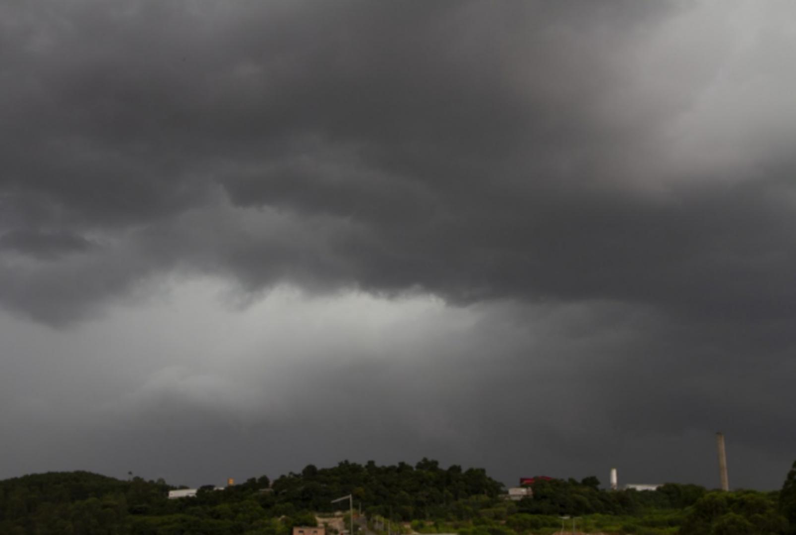 foto de Semana começa com alerta de temporais e ventos fortes no Paraná; veja as regiões afetadas