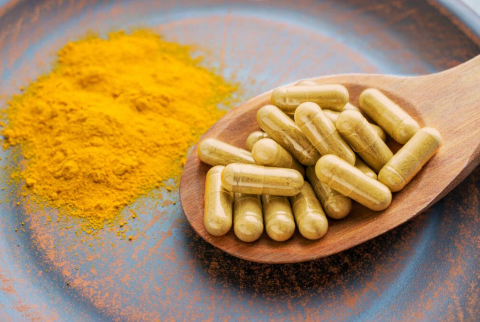 Anvisa investiga suplementos com cúrcuma após casos de problemas no fígado — entenda o risco