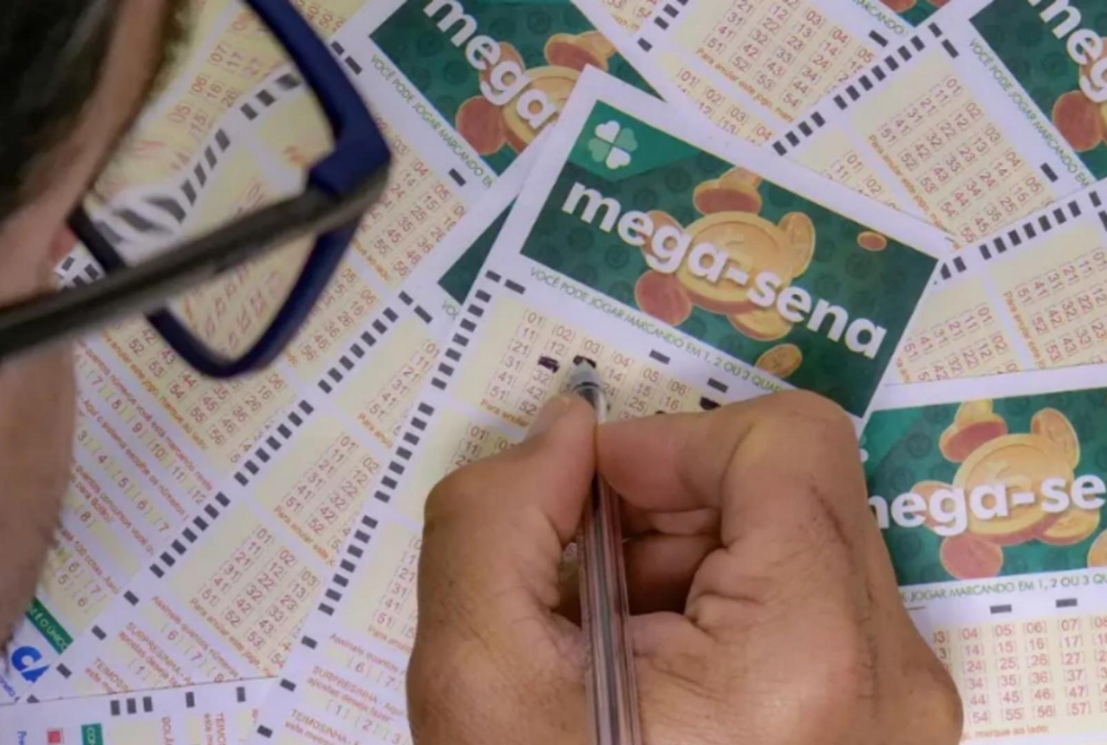 foto de Quatro apostas do Paraná acertam a quina da Mega-Sena e cada uma leva mais de R$ 61 mil; veja as cidades