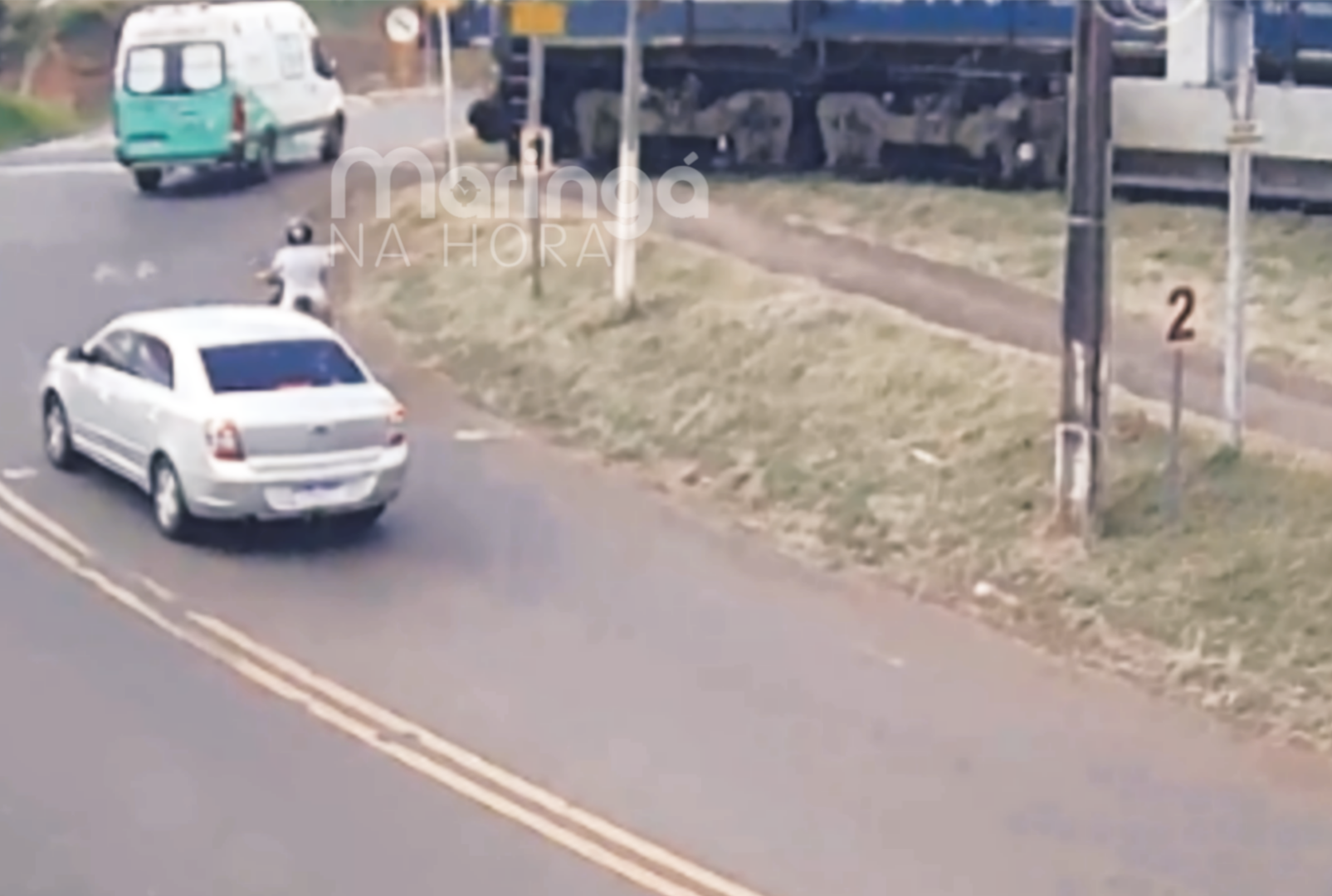 foto de Ambulância com pacientes é atingida por trem e arrastada por 200 metros no Norte do Paraná; acidente deixa feridos