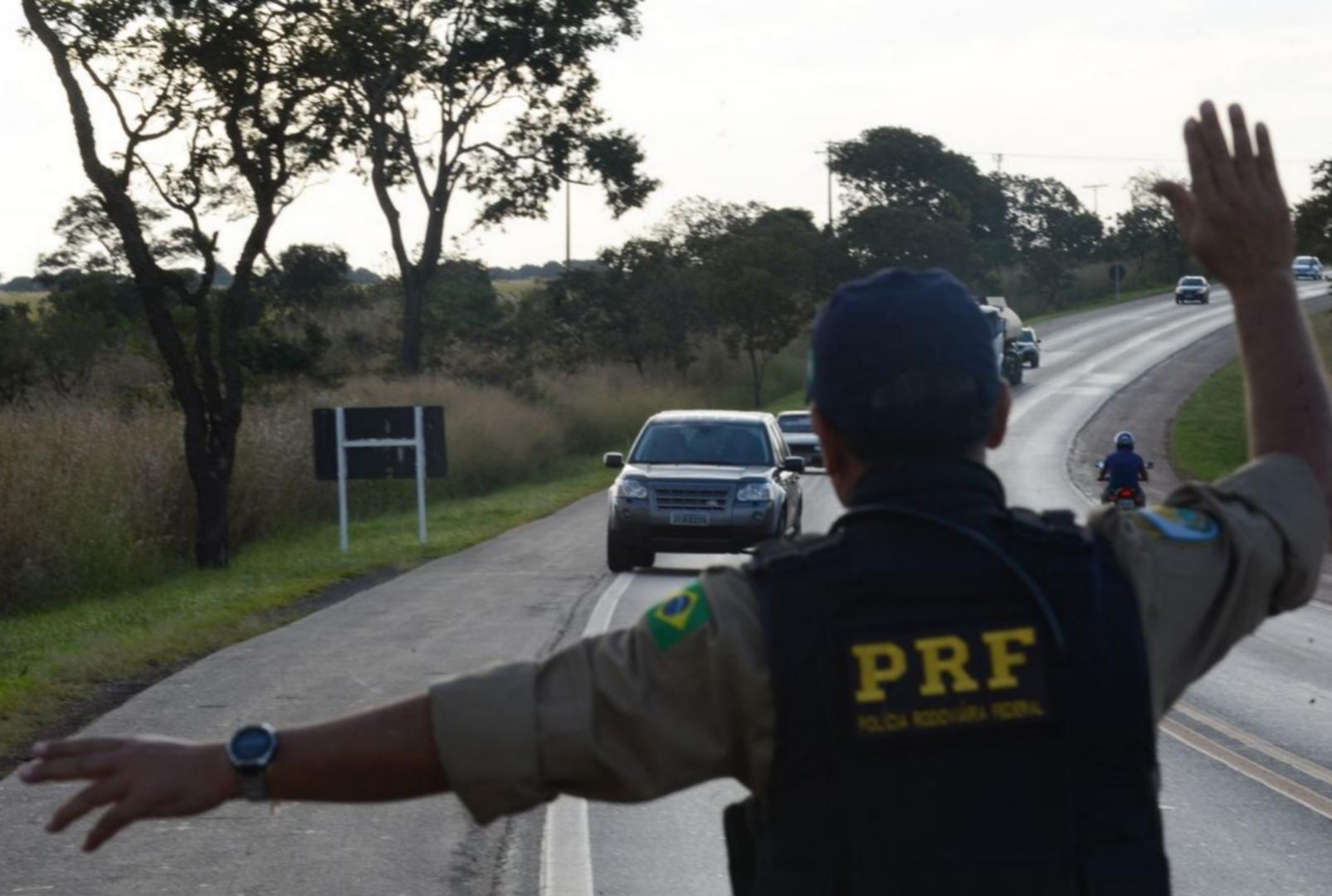 Motoristas precisam ficar atentos: regra do farol pode gerar multa de R$ 130,16