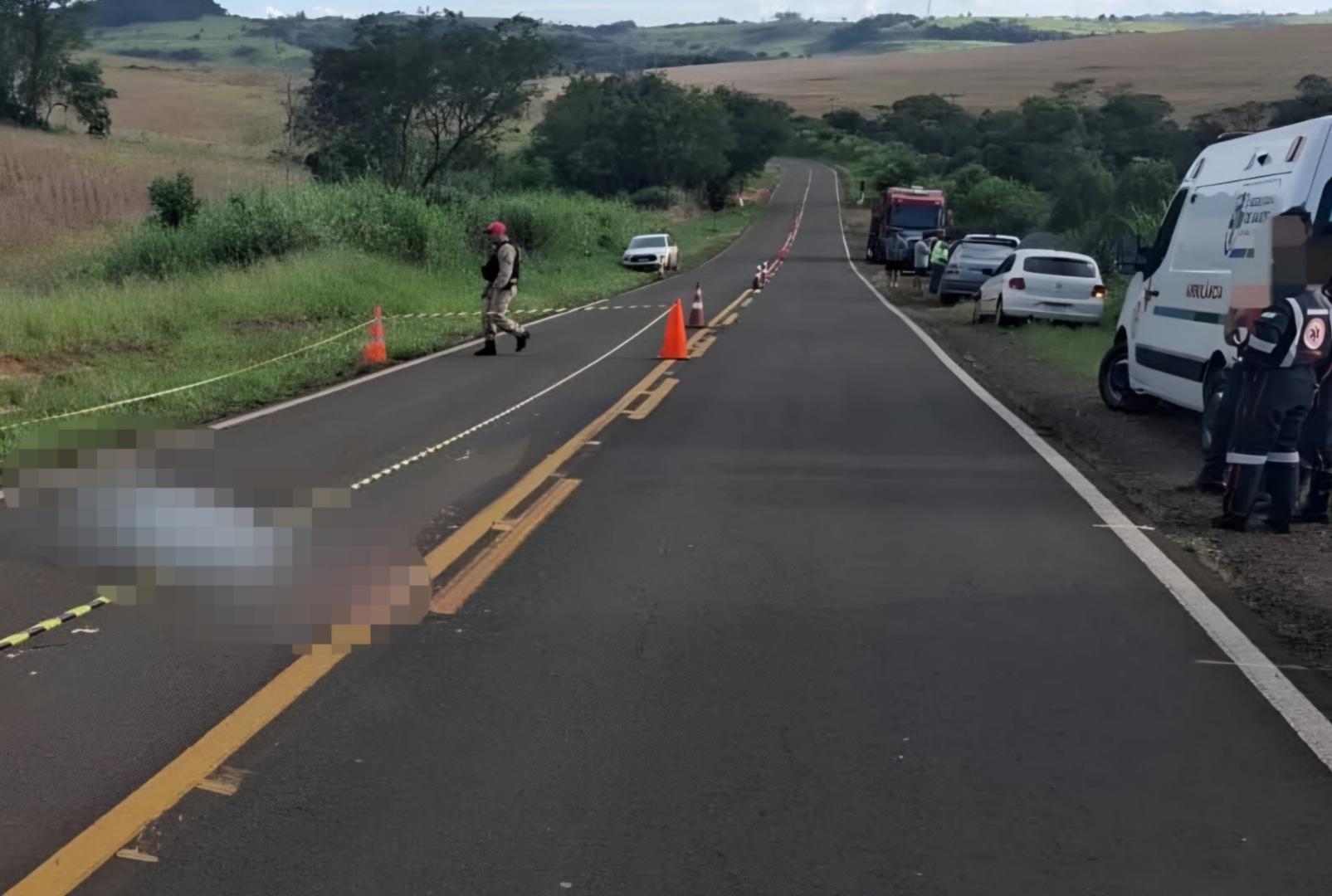 Caminhoneiro morre depois de ser atingido pelo próprio veículo em rodovia do Paraná
