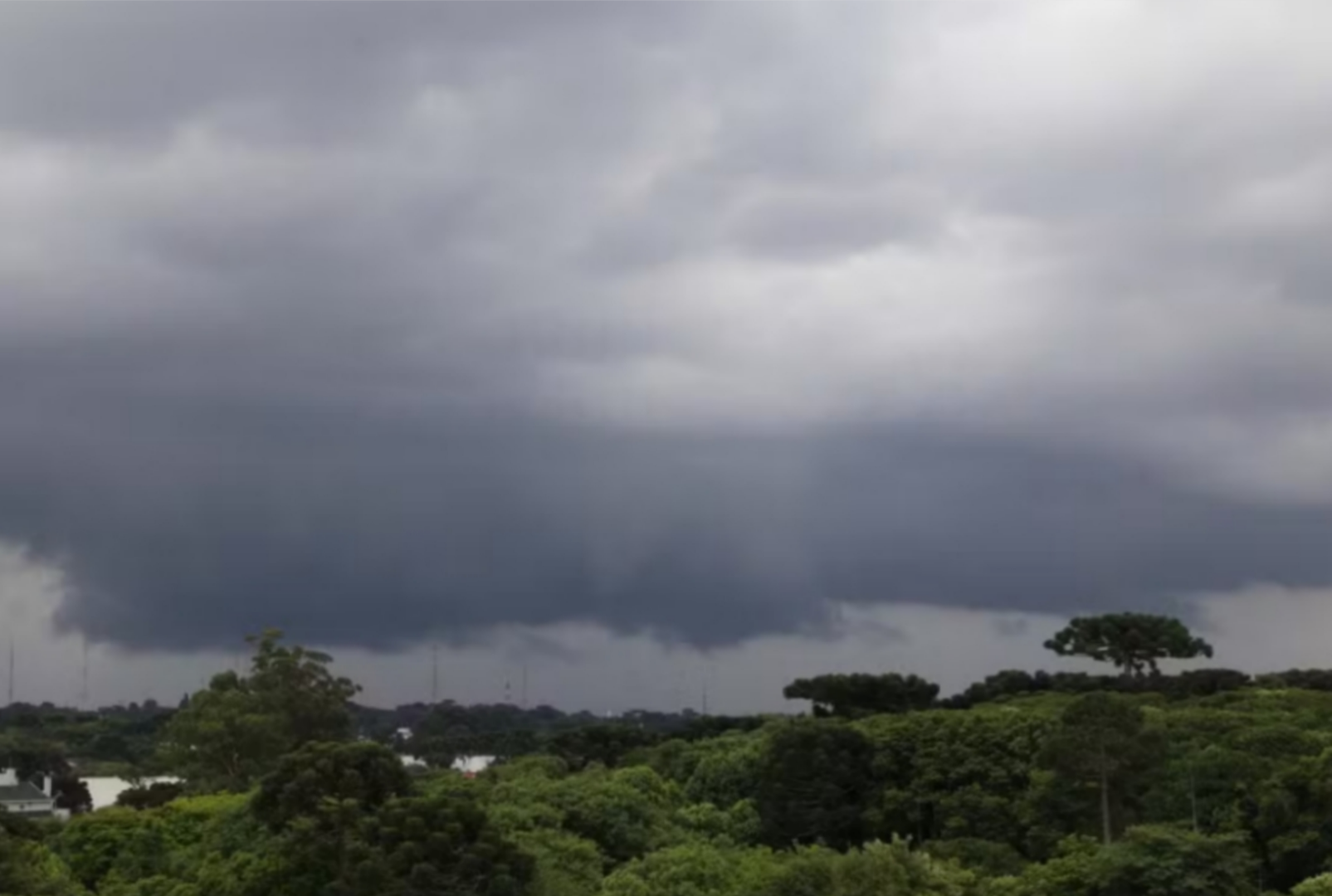 foto de Paraná tem previsão de chuva forte, granizo e ventania de até 100 km/h; veja as cidades
