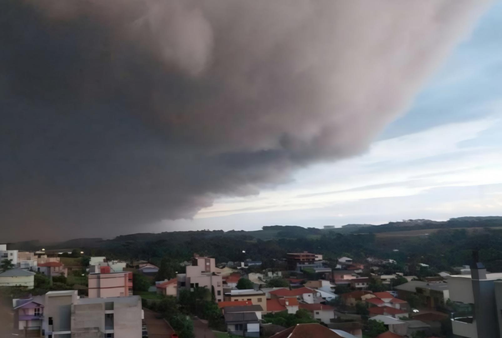 foto de Temporal no Paraná: alerta começa às 15h desta segunda; veja as cidades em risco