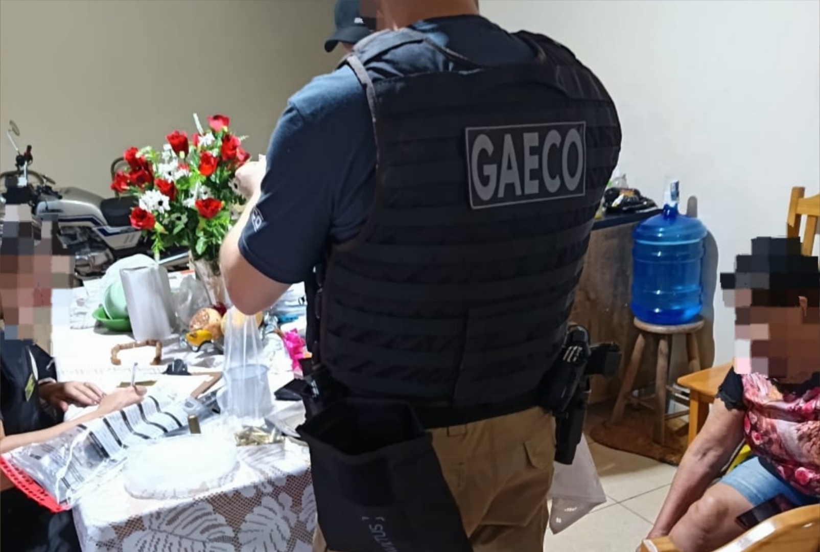 foto de Gaeco do MPPR, PF e Corregedoria prendem PMs suspeitos de esquema com celulares e cigarros eletrônicos na região