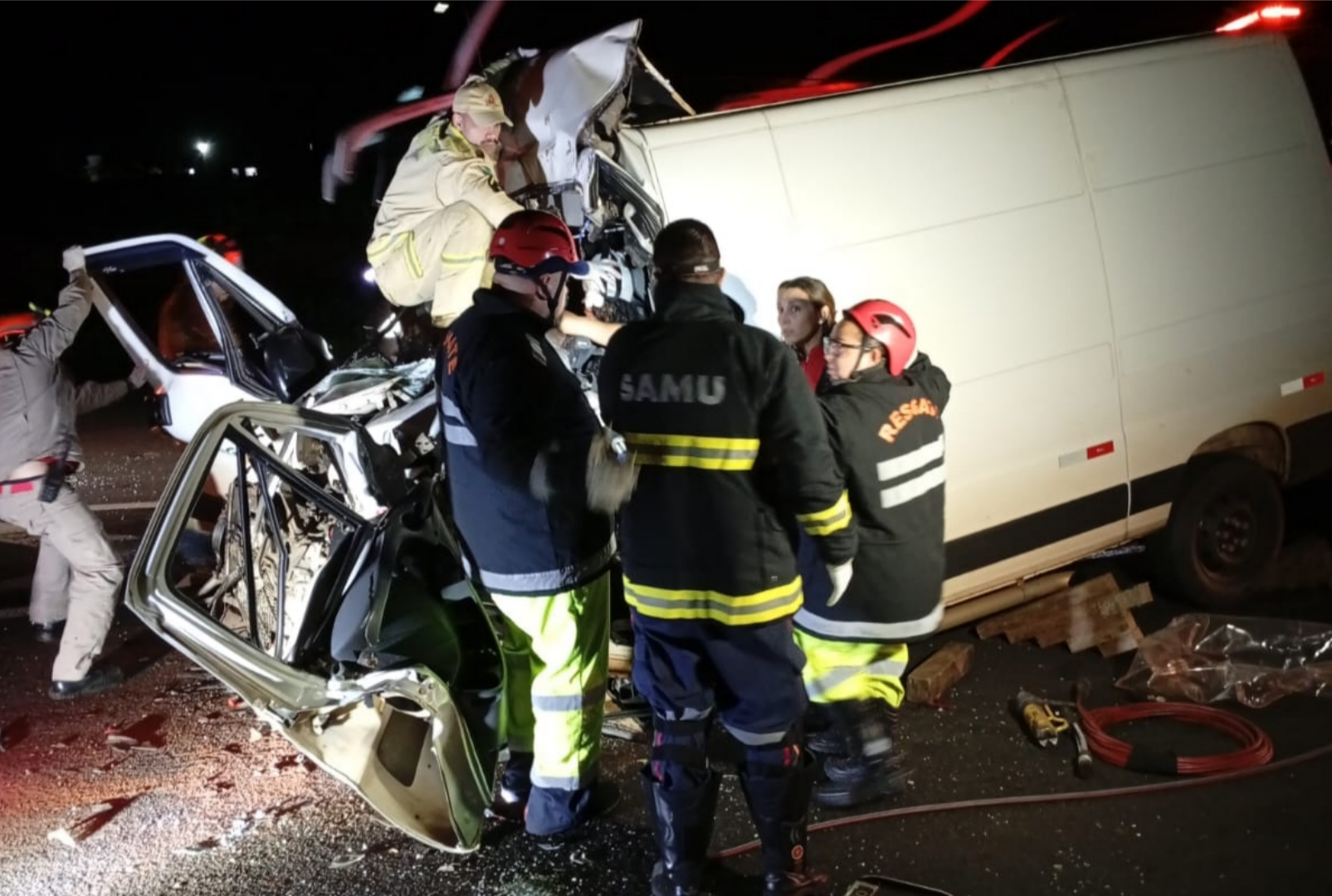 foto de Mulher é socorrida em estado crítico após ficar presa às ferragens na BR-376