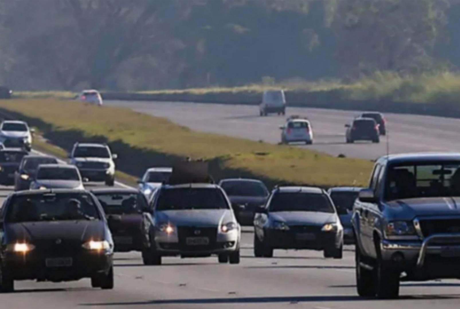 foto de Nova lei do farol continua em vigor e ainda gera multa e 4 pontos na CNH em 2026