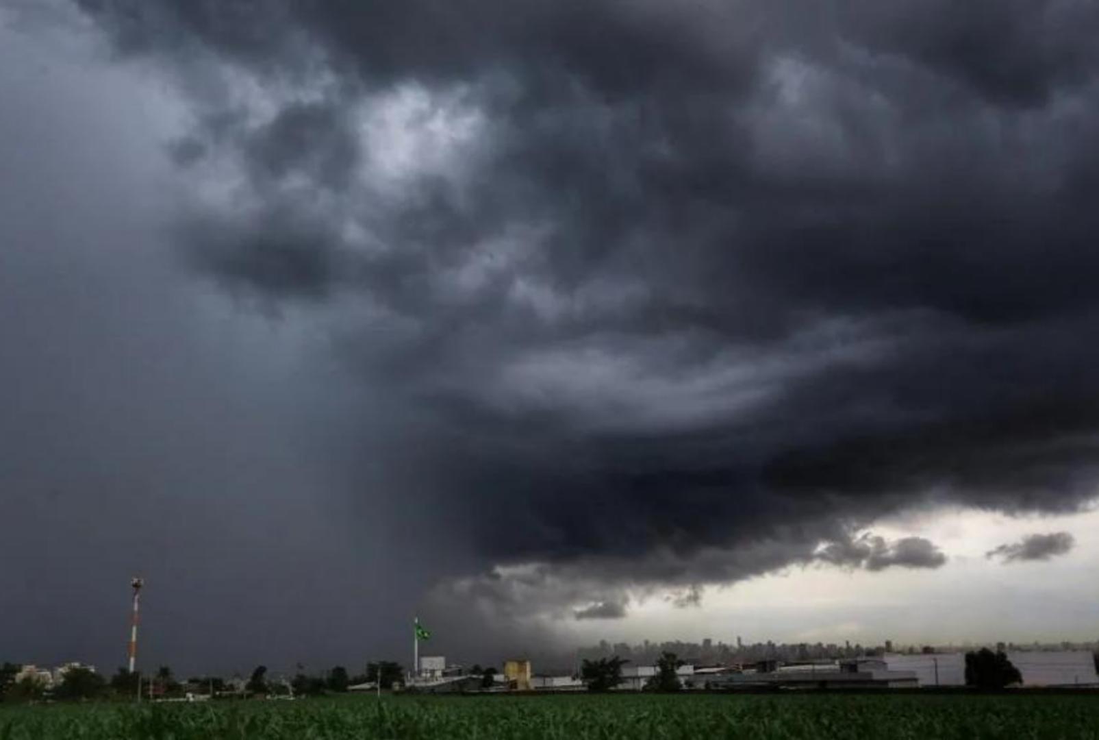 foto de Tempestades severas colocam o Paraná em alerta neste domingo (12) com risco ALTO de alagamentos, ventos fortes e granizo; confira as cidades
