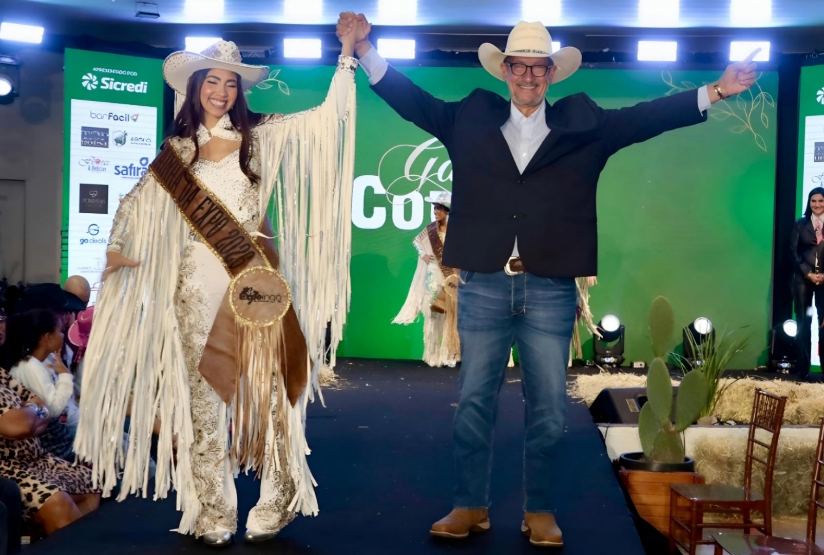 foto de Maria Serafim leva coroa e se torna Rainha da Expoingá 2026