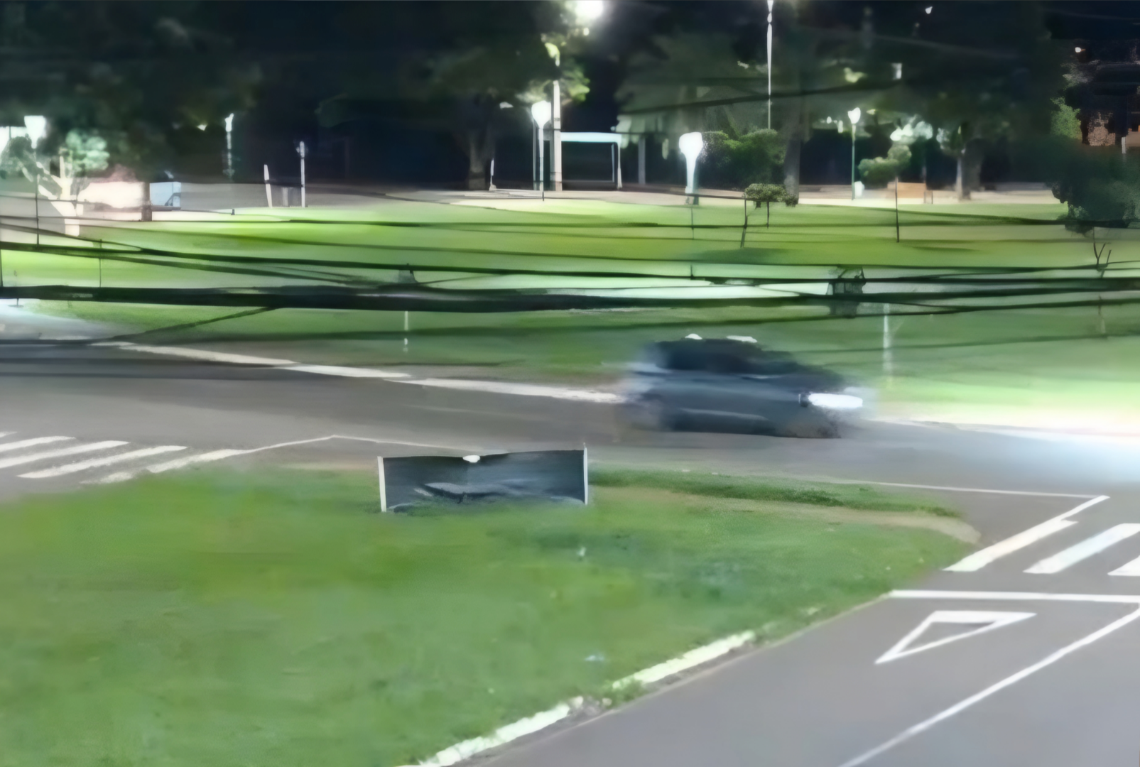 foto de Motorista perde controle durante “drift” em rotatória, derruba muro e foge após acidente em Maringá; vídeo mostra momento do impacto