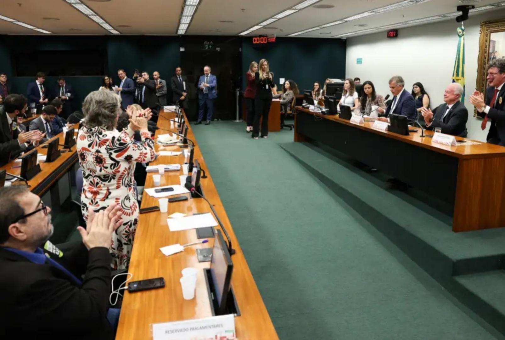 CCJ aprova proposta que pode acabar com escala 6x1; veja o que muda