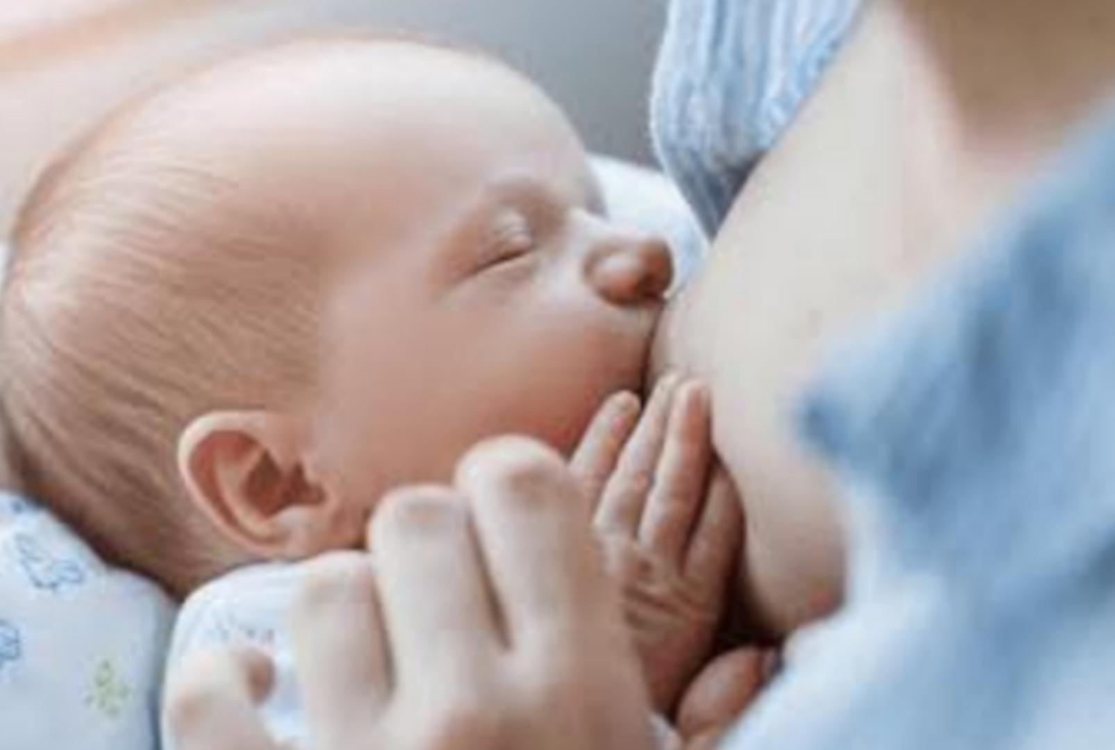 Bebê de 7 meses é encontrada morta após mãe adormecer durante amamentação na região