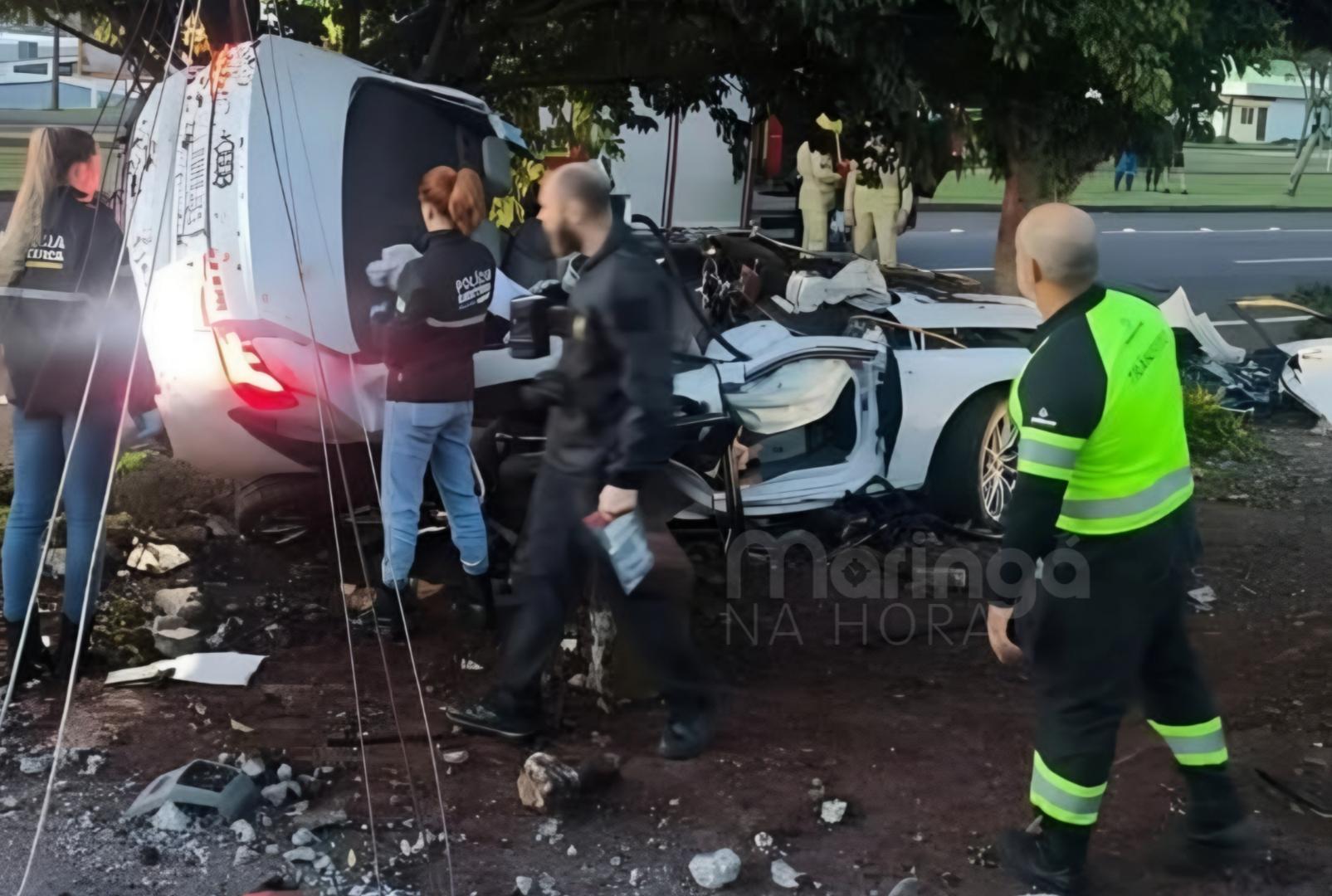 Impacto violento veículo arranca poste e deixa dois mortos no Paraná