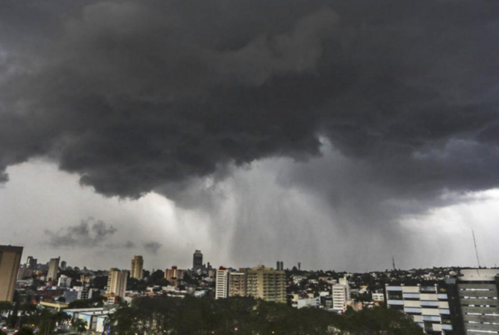 Novo alerta de temporal neste domingo risco de alagamentos e queda de árvores no Paraná; veja as cidades