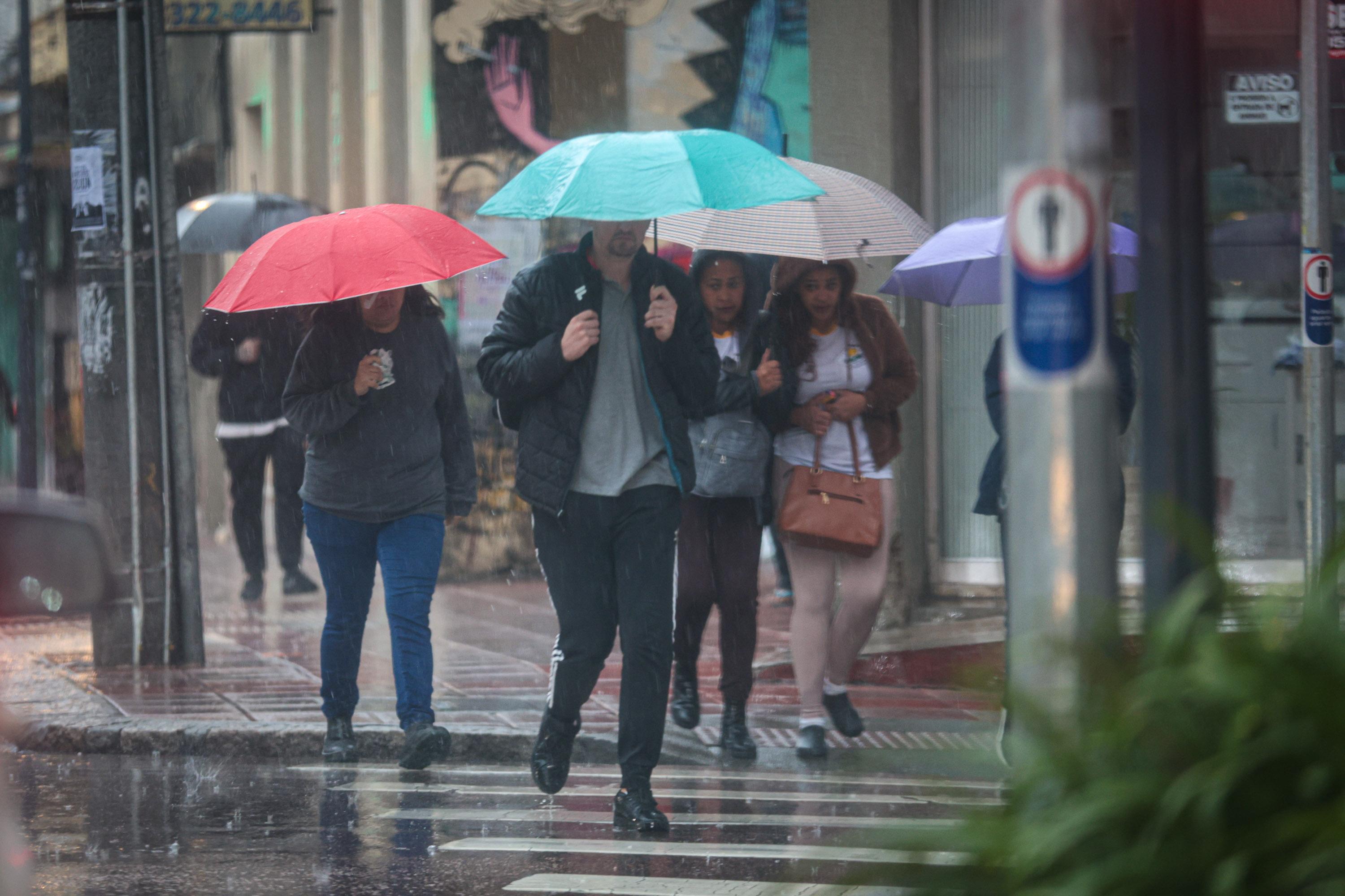 Sexta começa com chuva e segue com tempo fechado até a noite