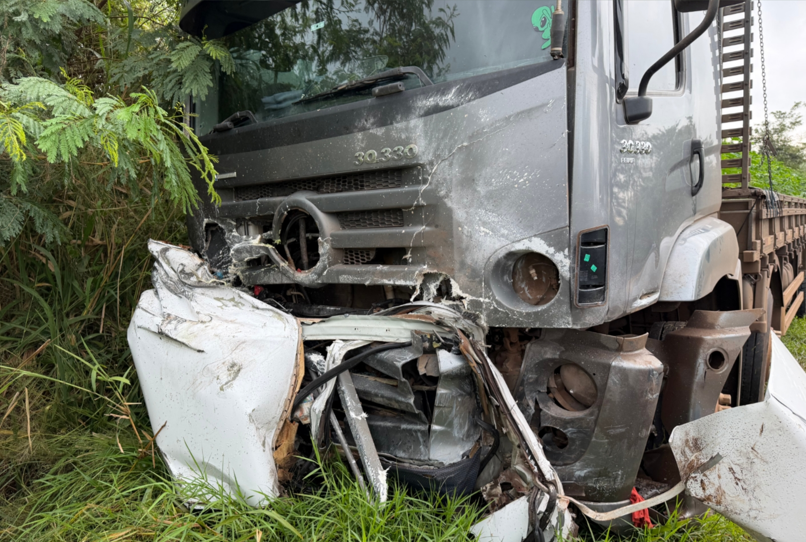 Jovem que seria morador de Sarandi tem carro “engolido” em colisão fatal com caminhão na região
