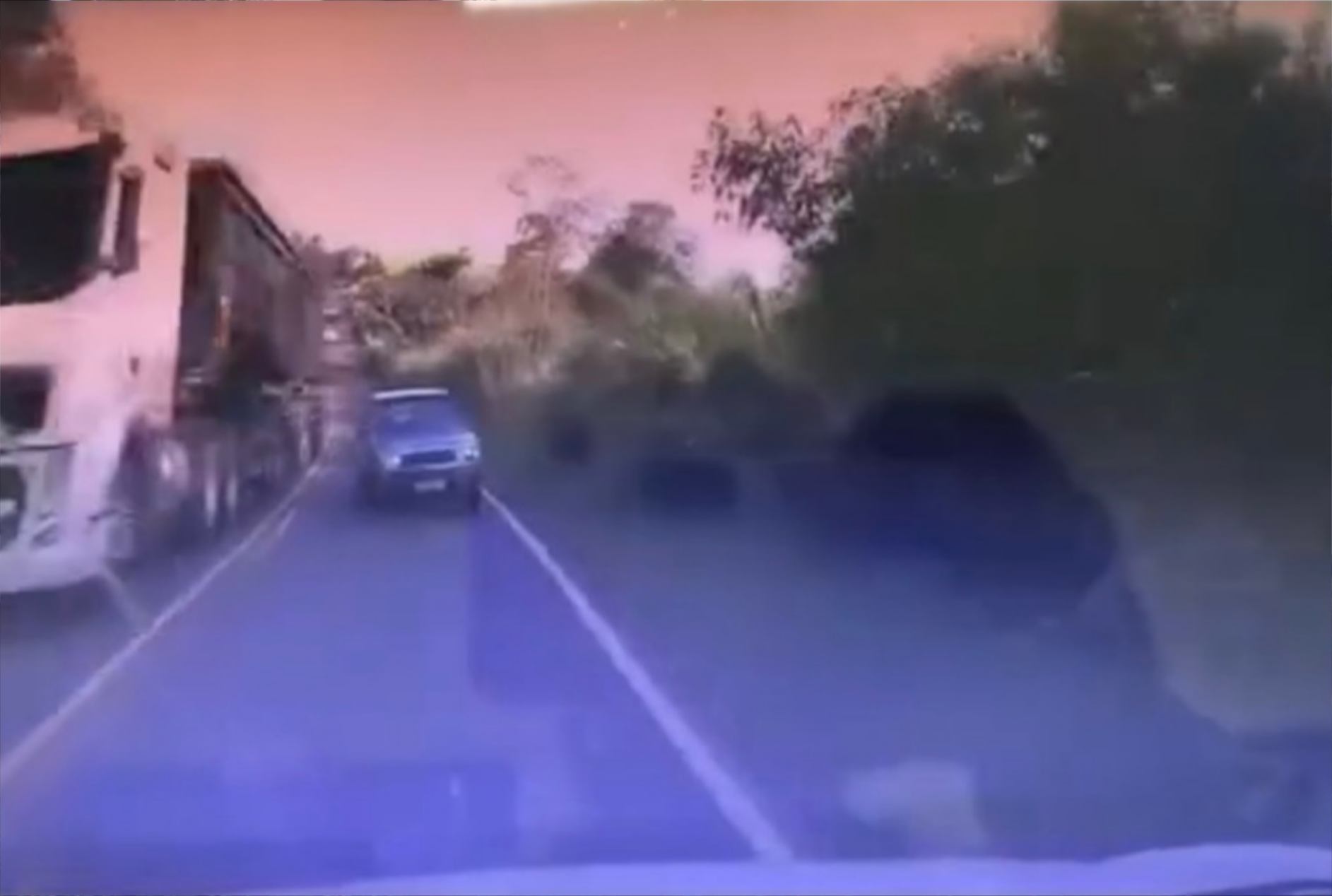 foto de Pai é o único sobrevivente após grave acidente entre carros; esposa e filhos morrem; imagens mostram acidente no Norte do Paraná