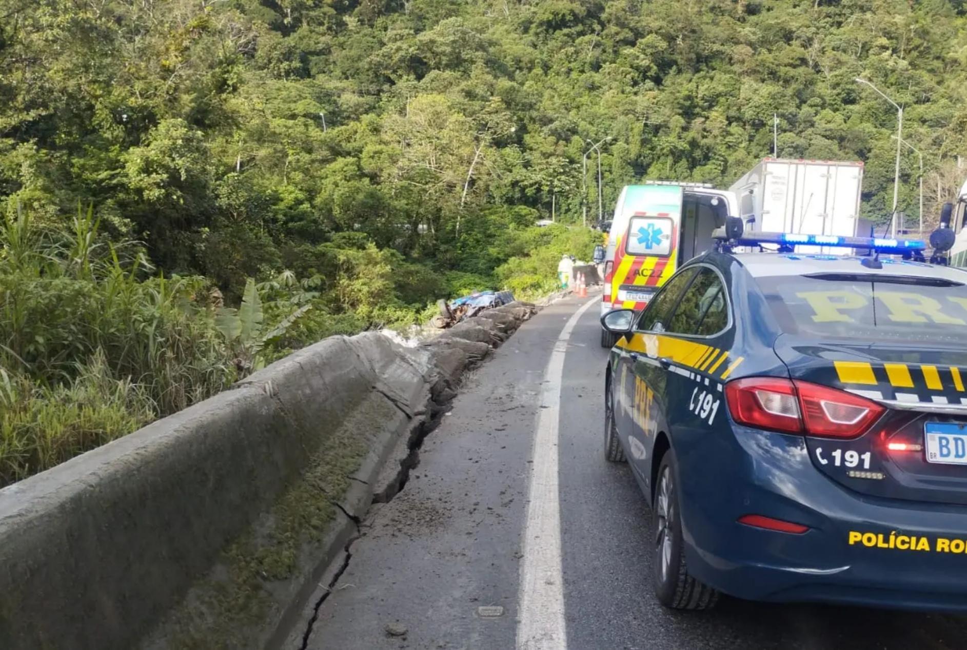 Duas pessoas morrem após carreta sair da pista na BR-376