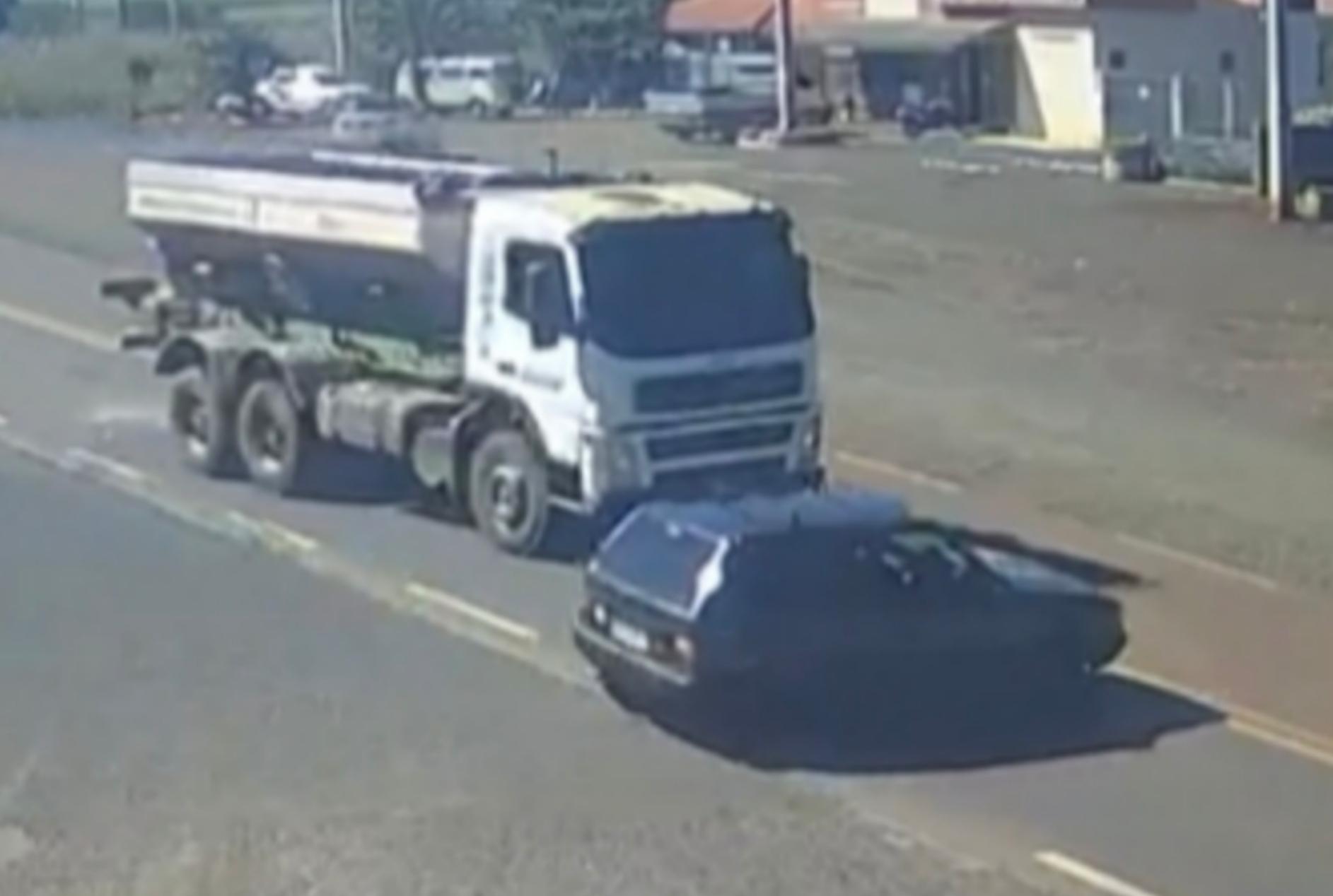 Vídeo mostra momento da colisão que matou casal após carro ser atingido por caminhão no Norte do Paraná