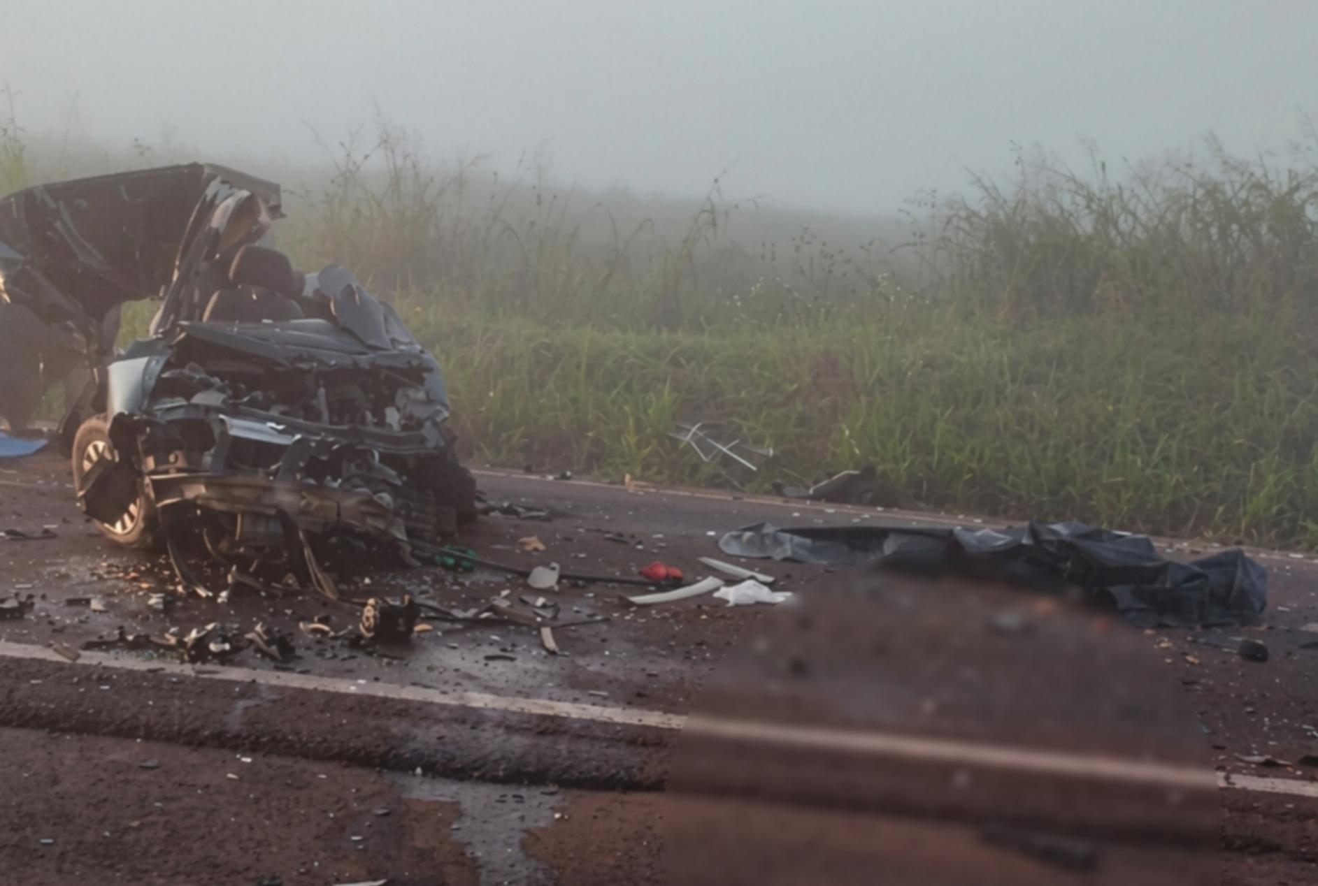 Grave colisão entre van e carro deixa três mortos e três feridos na PR-323