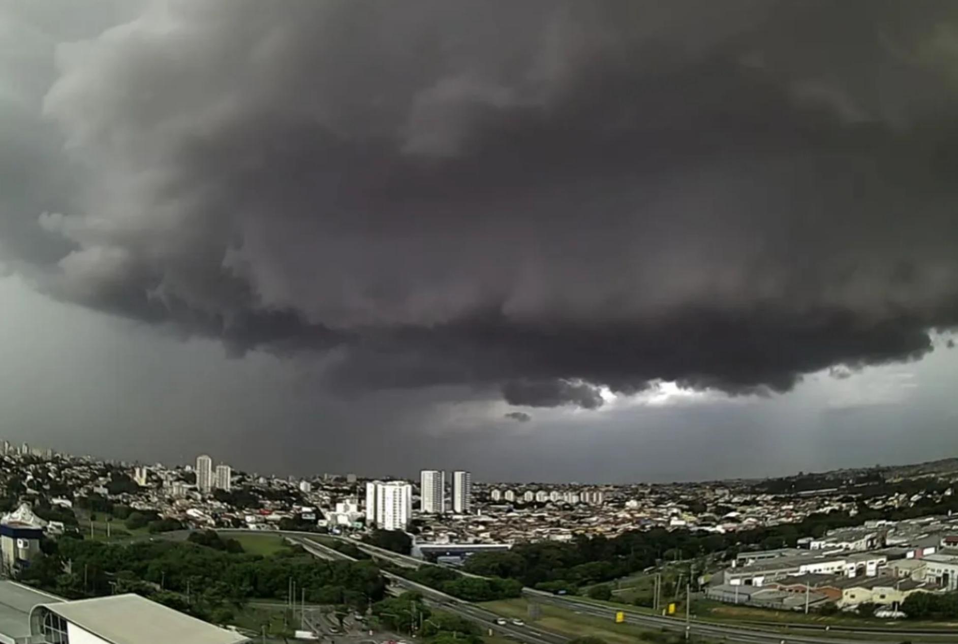 Tempestades avançam no Paraná: 186 municípios estão na rota de ventos fortes e granizo nesta quarta (10); veja lista completa