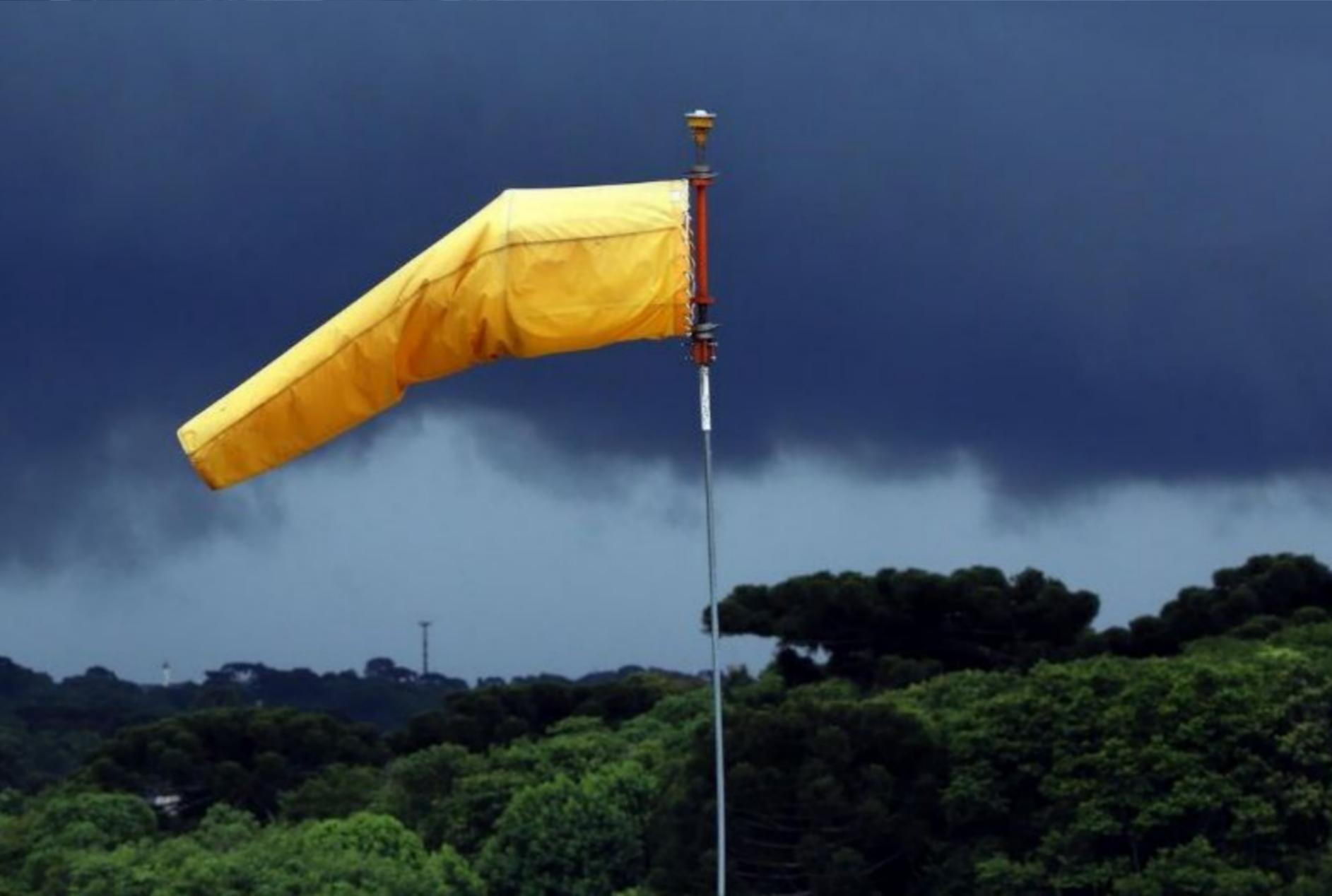 Alerta de temporais no Paraná nesta sexta-feira (19): chuva intensa e ventos de até 60 km/h; veja as cidades